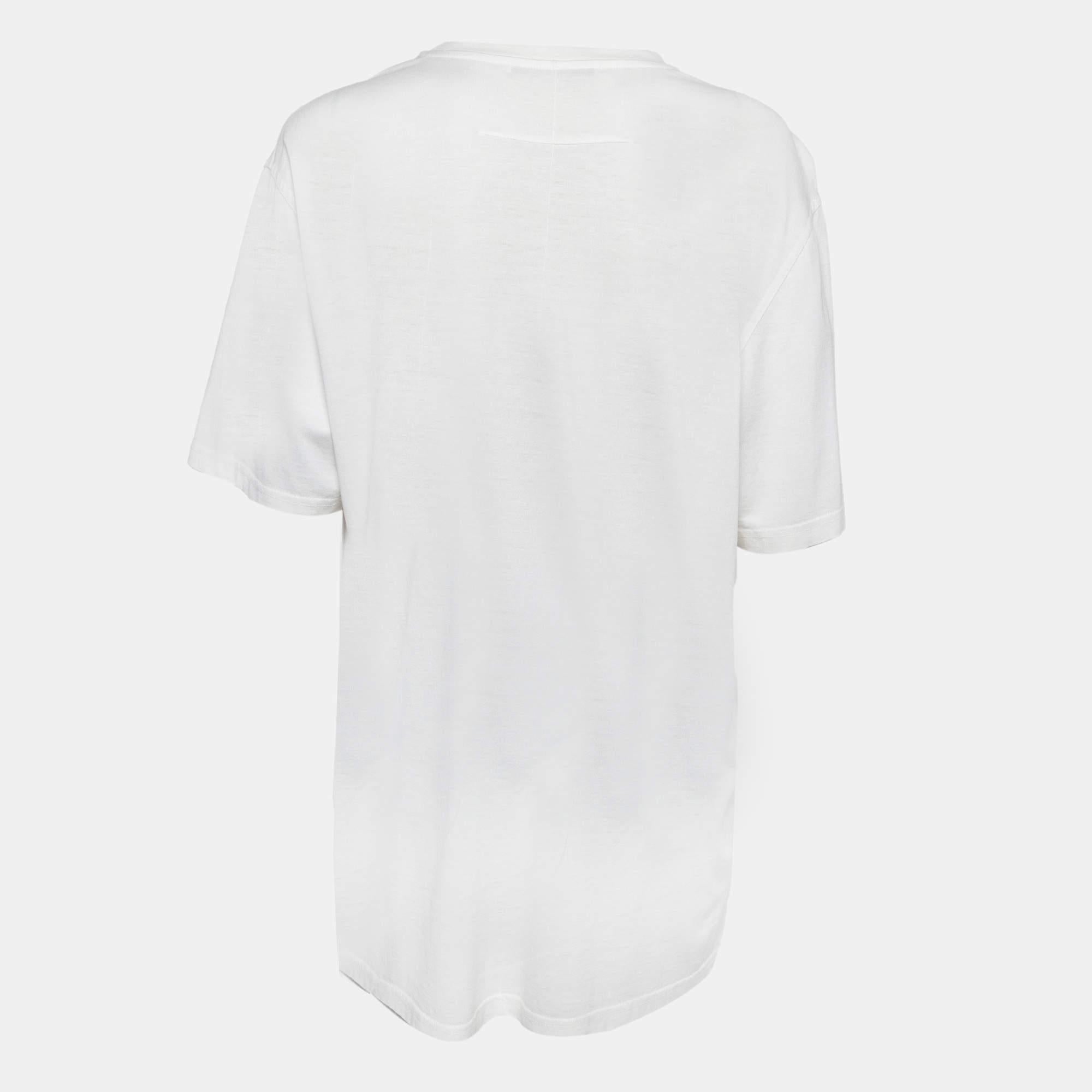 A perfect combination of comfort luxury and style this designer t shirt is a must have piece Made from quality materials the creation can be styled with denim pants and sneakers for a cool look.