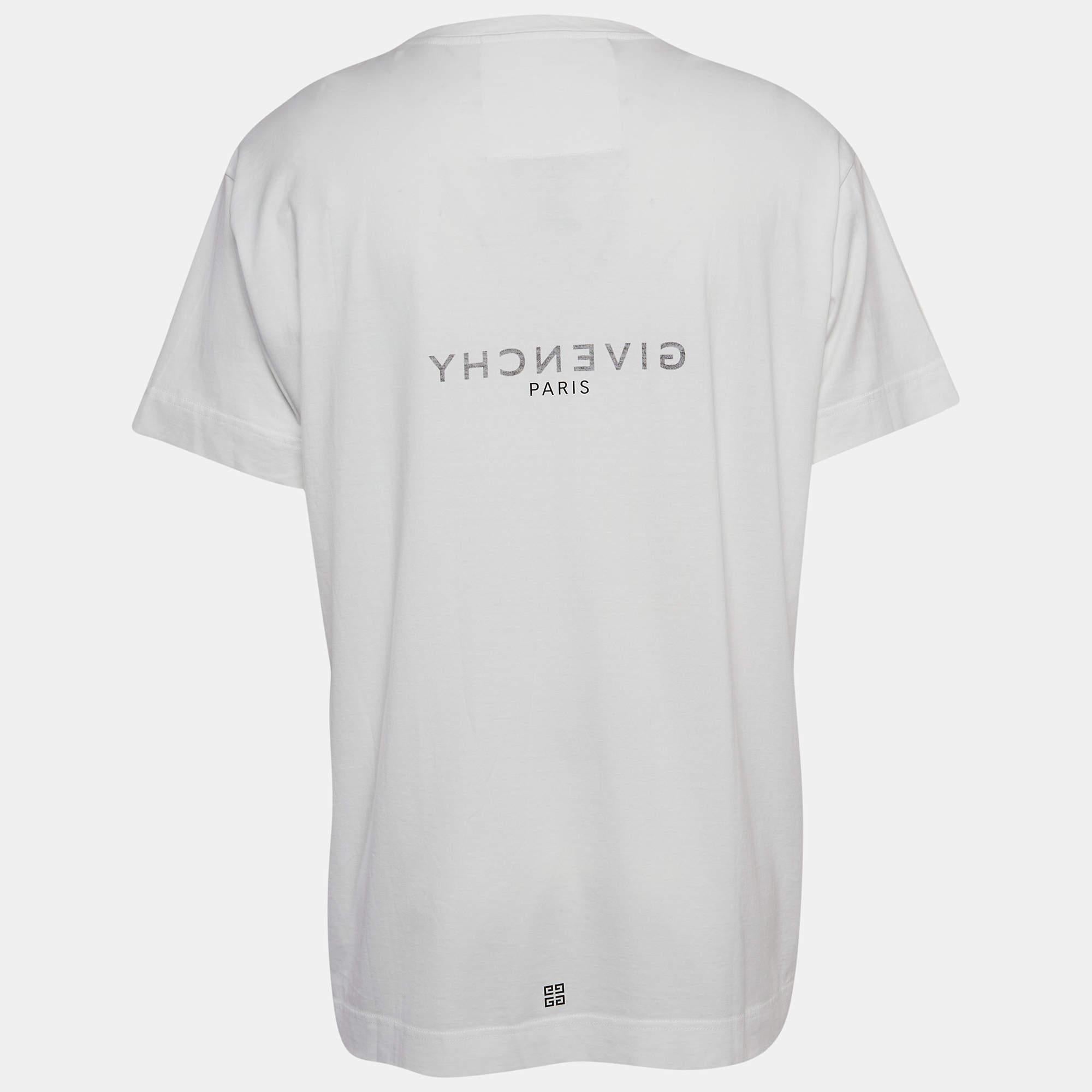 A perfect combination of comfort, luxury, and style, this Givenchy t-shirt is a must-have piece! Made from quality materials, the creation can be styled with denim pants and sneakers for a cool look.

