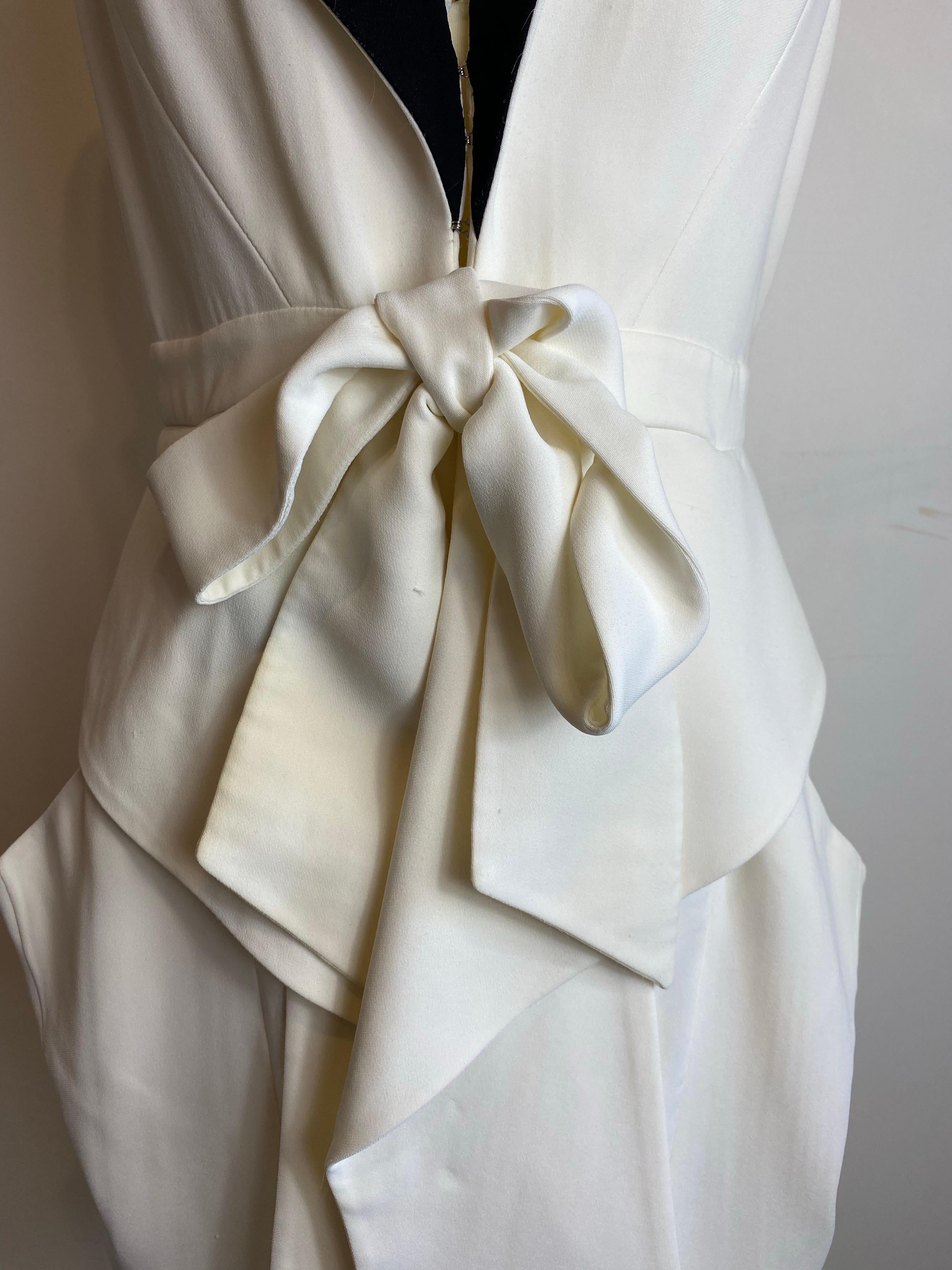 Femenino o masculino Vestido midi blanco Givenchy con detalles negros. Primavera 2010 en venta