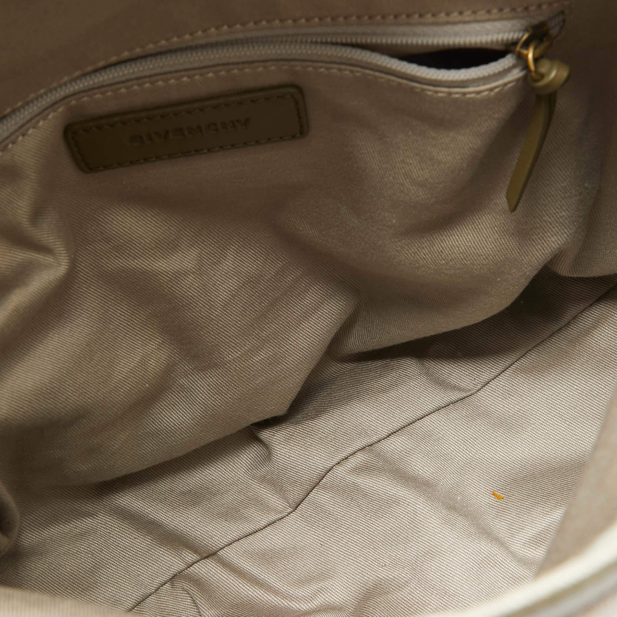 Givenchy Weiße/Olivgrüne Signature-Handtasche aus Stoff und Leder mit Griff oben im Angebot 8