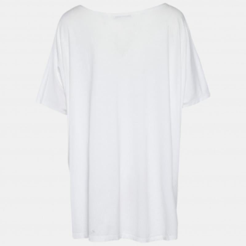Con esta camiseta de Givenchy lucirás un estilo elegante y cómodo. Está confeccionado en tejido de algodón blanco, con estampados multicolores que resaltan en la parte delantera. Tiene un corte relajado y mangas cortas. Con esta camiseta irás a la