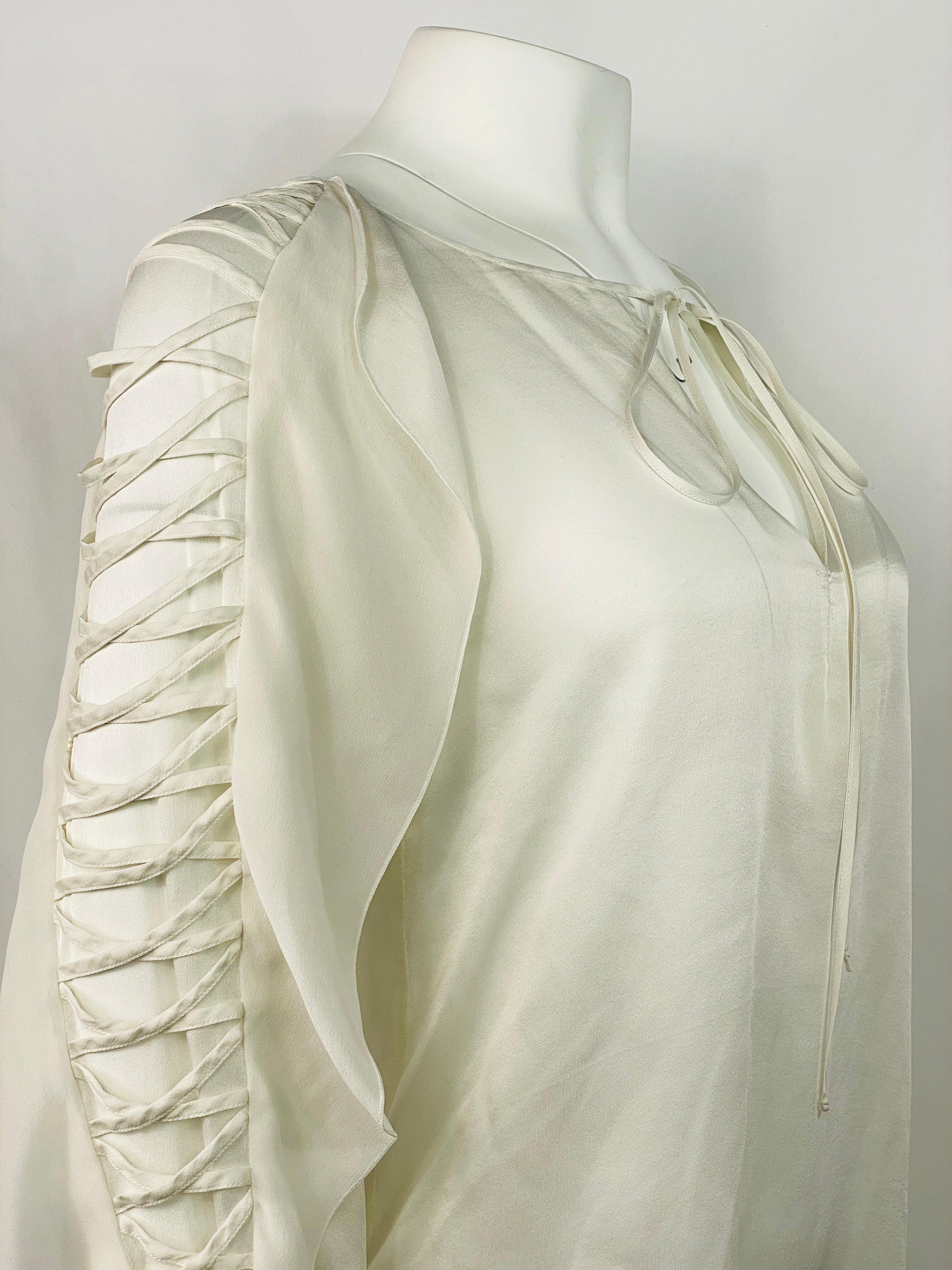 Gris Chemisier Givenchy à manches longues en soie blanche  en vente