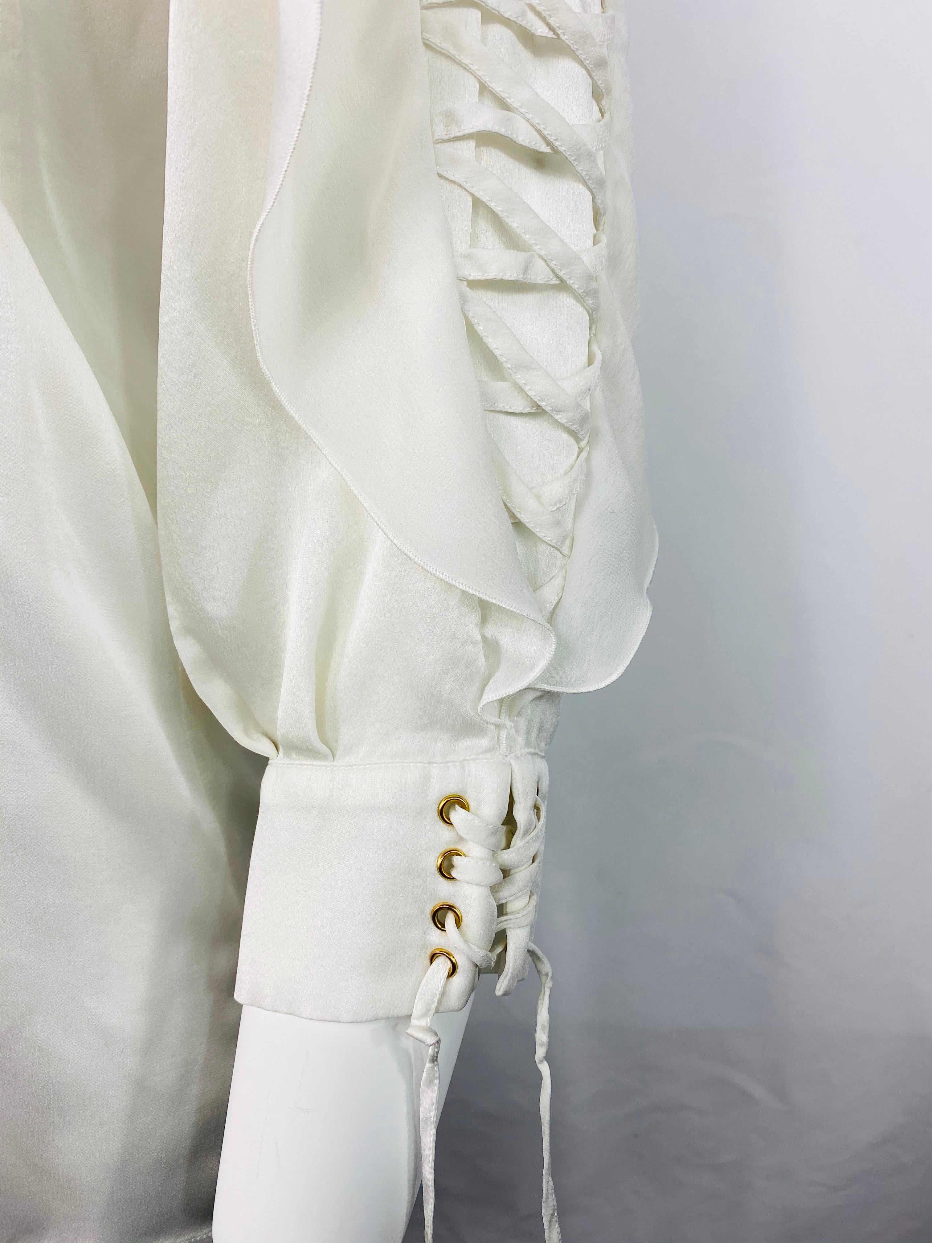 Chemisier Givenchy à manches longues en soie blanche  en vente 1