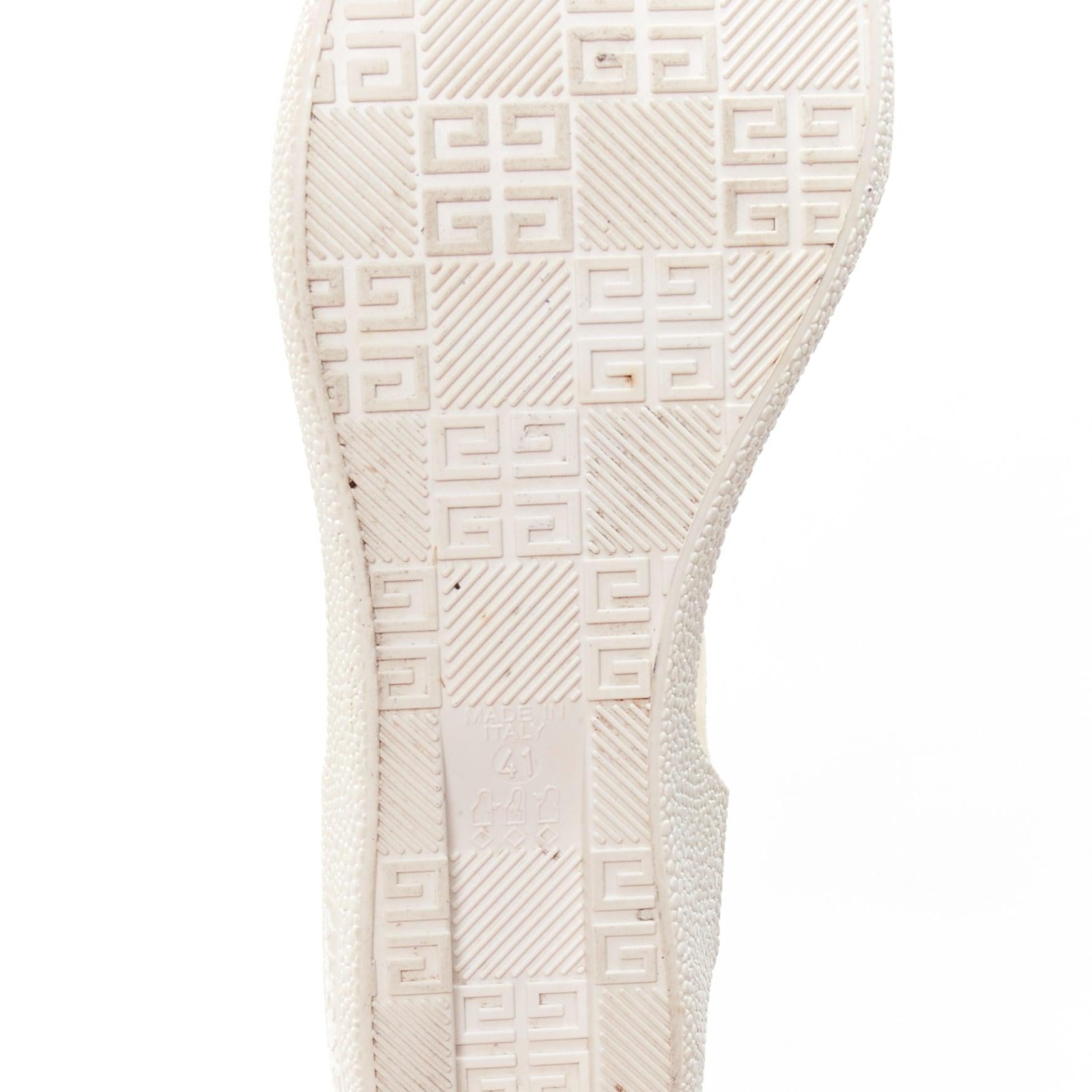 GIVENCHY - Sandales en caoutchouc texturé blanc à clous hexagonaux EU41 en vente 5