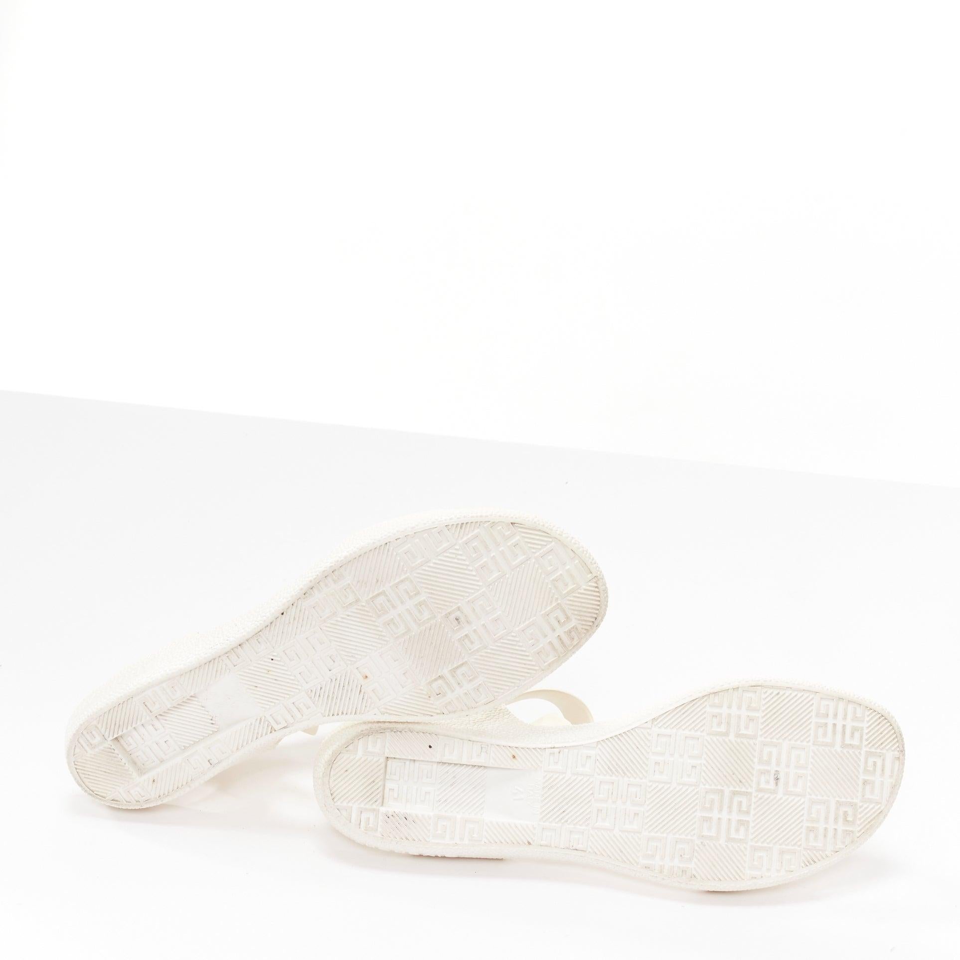 GIVENCHY - Sandales en caoutchouc texturé blanc à clous hexagonaux EU41 en vente 6