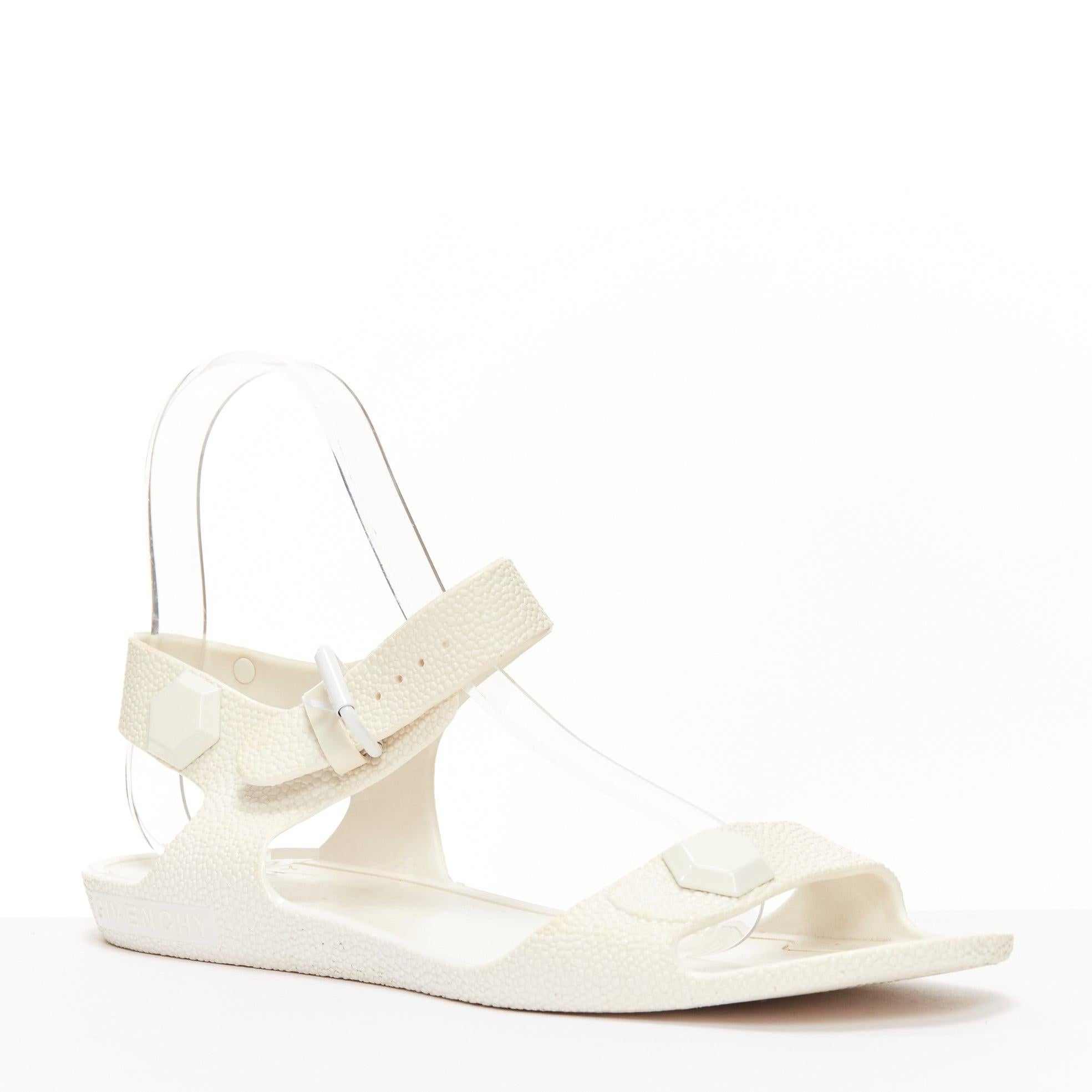 GIVENCHY - Sandales en caoutchouc texturé blanc à clous hexagonaux EU41
Référence : MLCO/A00032
Marque : Givenchy
Matière : Caoutchouc, métal
Couleur : blanc
Motif : Solide
Fermeture : Bracelet de cheville
Doublure : Caoutchouc crème
Détails