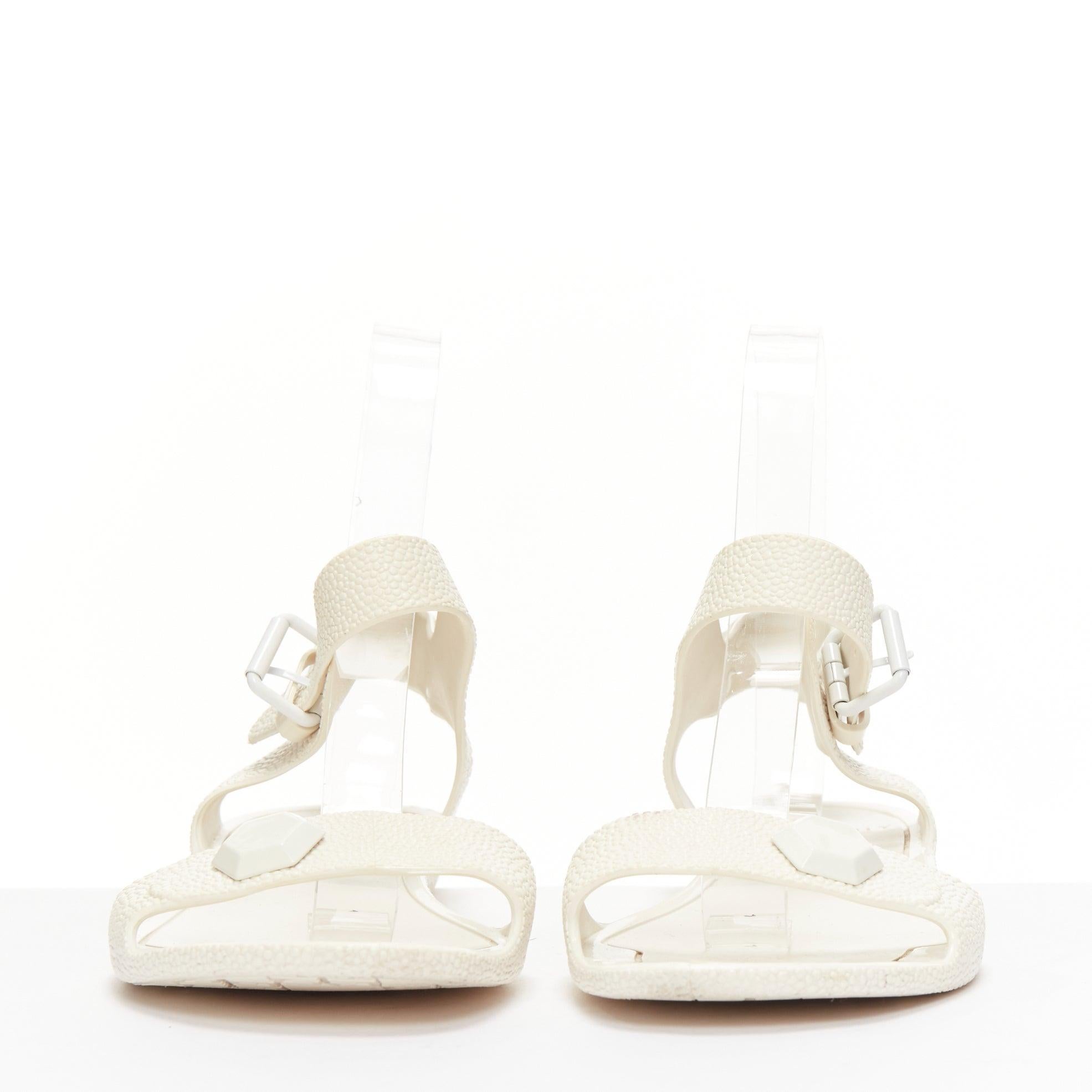 Blanc GIVENCHY - Sandales en caoutchouc texturé blanc à clous hexagonaux EU41 en vente