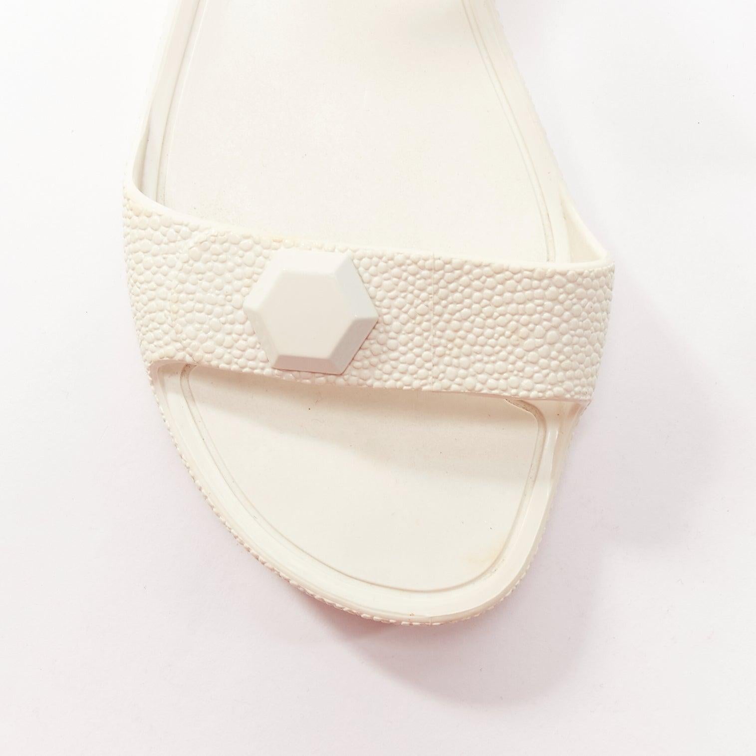 GIVENCHY - Sandales en caoutchouc texturé blanc à clous hexagonaux EU41 en vente 1