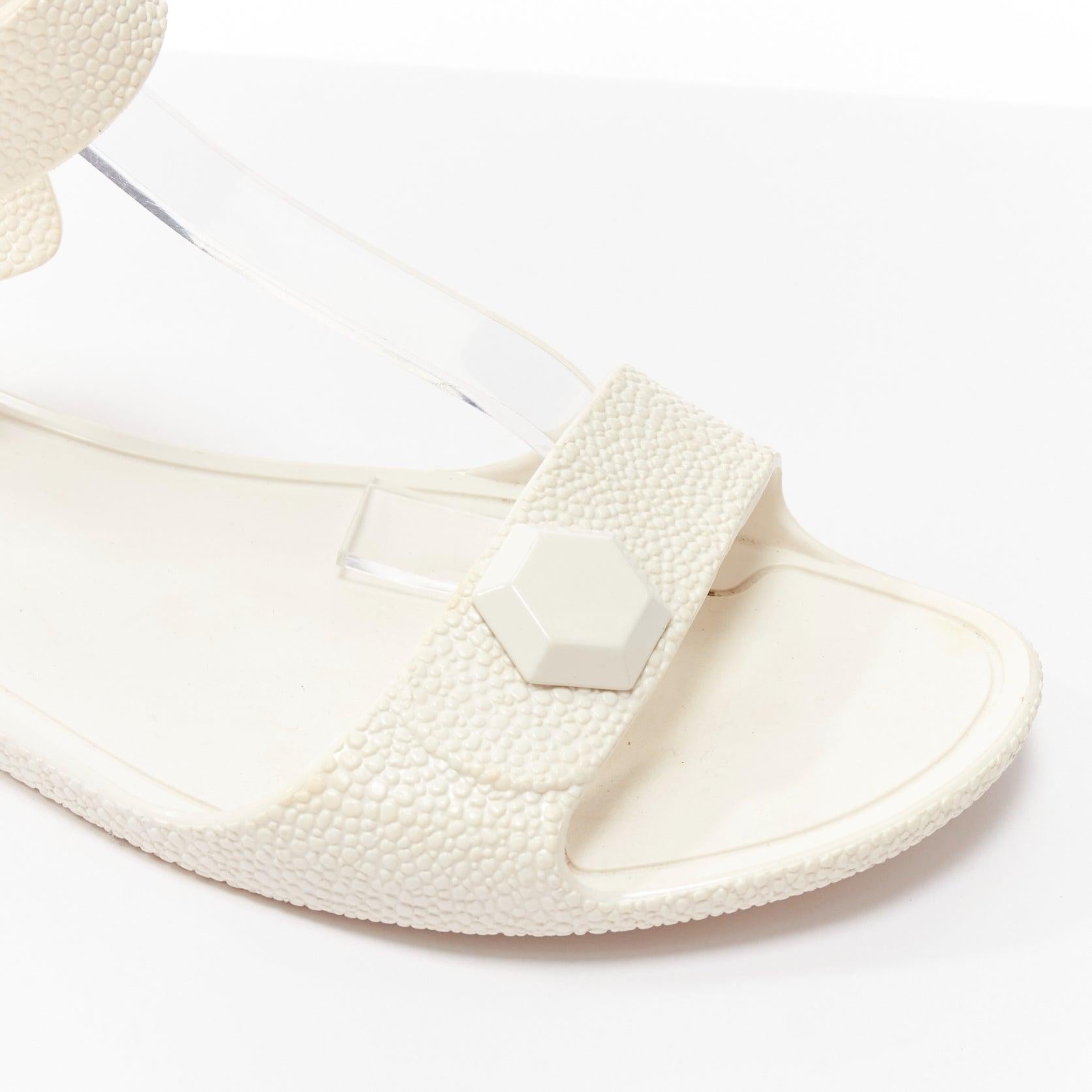 GIVENCHY - Sandales en caoutchouc texturé blanc à clous hexagonaux EU41 en vente 2