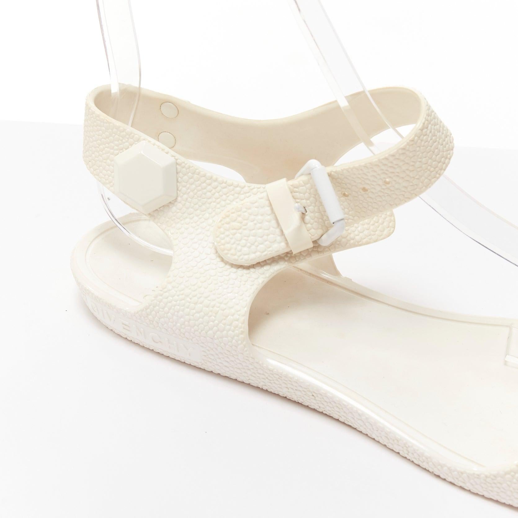 GIVENCHY - Sandales en caoutchouc texturé blanc à clous hexagonaux EU41 en vente 3