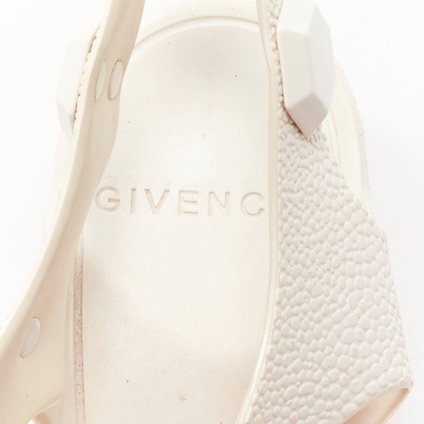 GIVENCHY - Sandales en caoutchouc texturé blanc à clous hexagonaux EU41 en vente 4