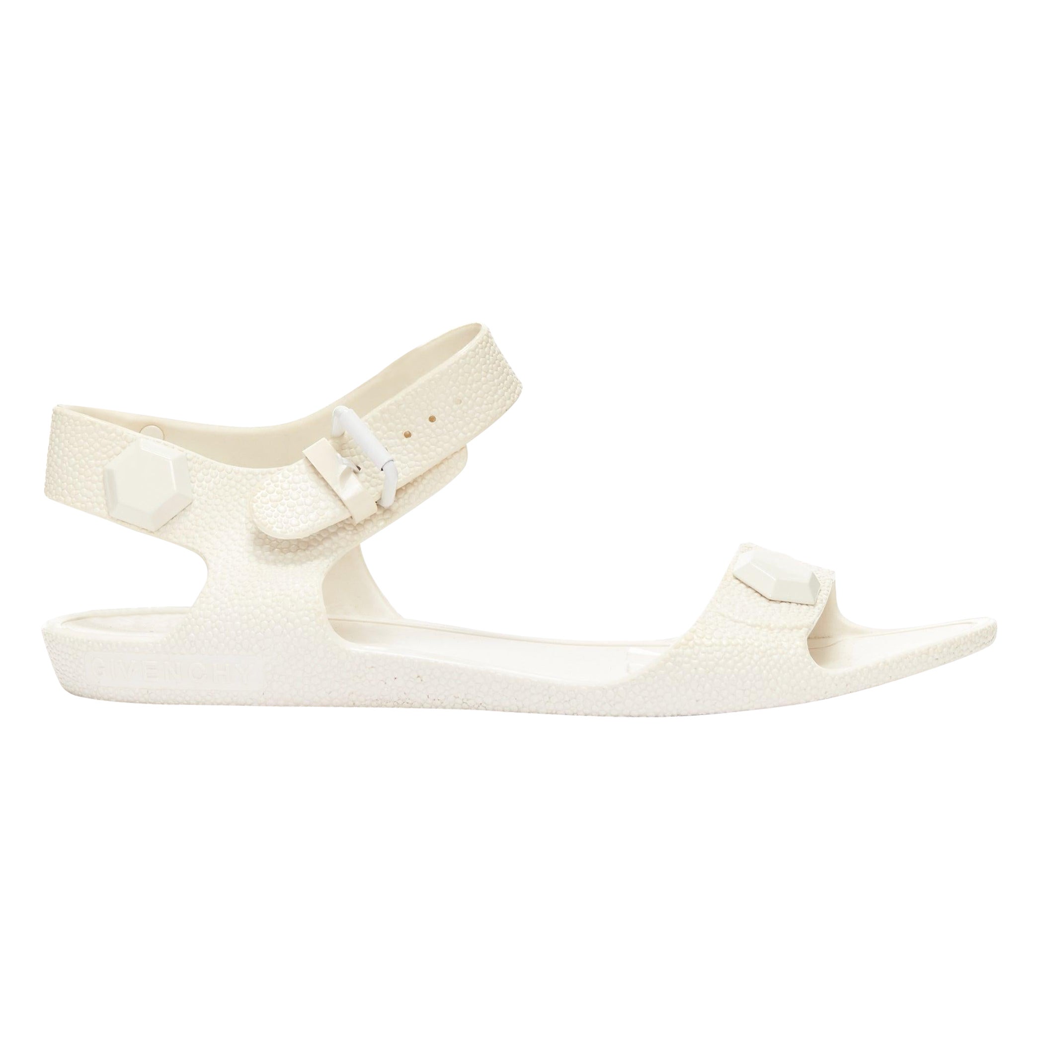 GIVENCHY sandalias planas de goma blanca texturizada con tachuelas hexagonales EU41 en venta