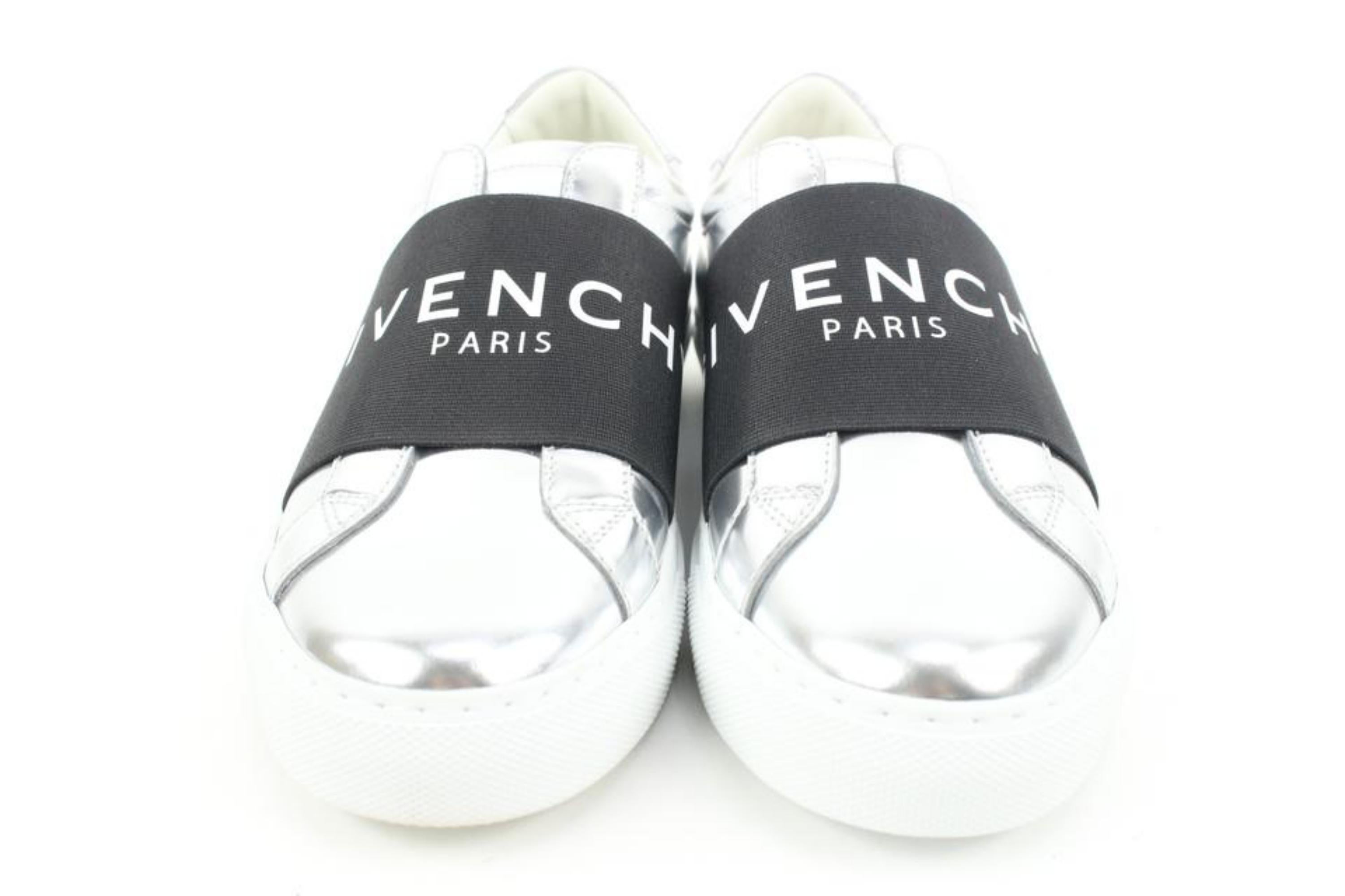 Givenchy Women's 35.5 Silver x Black Urban Street Sneaker 119gi51 In New Condition For Sale In Dix hills, NY
