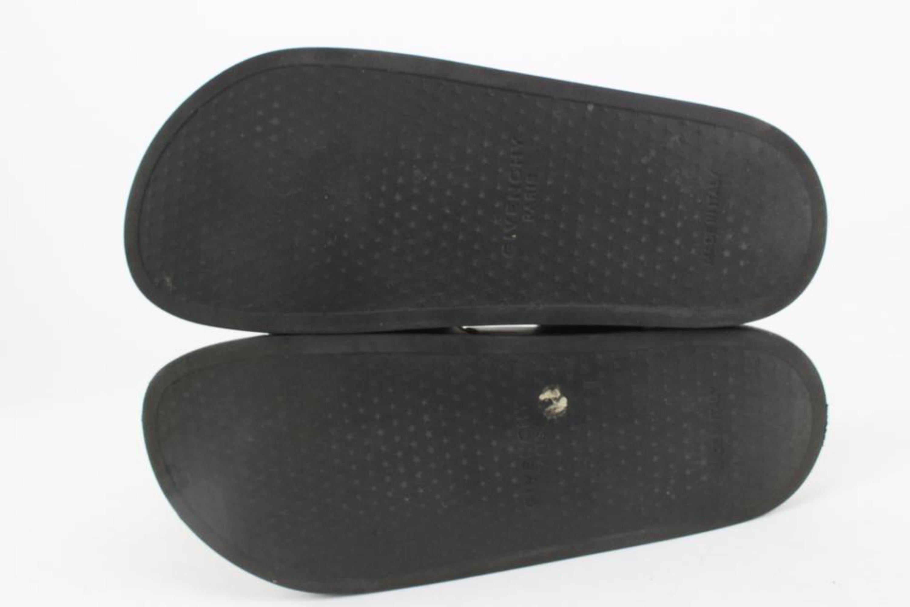 Givenchy Women's 7 US Logo Slides Sandals 4GV1112 In Good Condition For Sale In Dix hills, NY