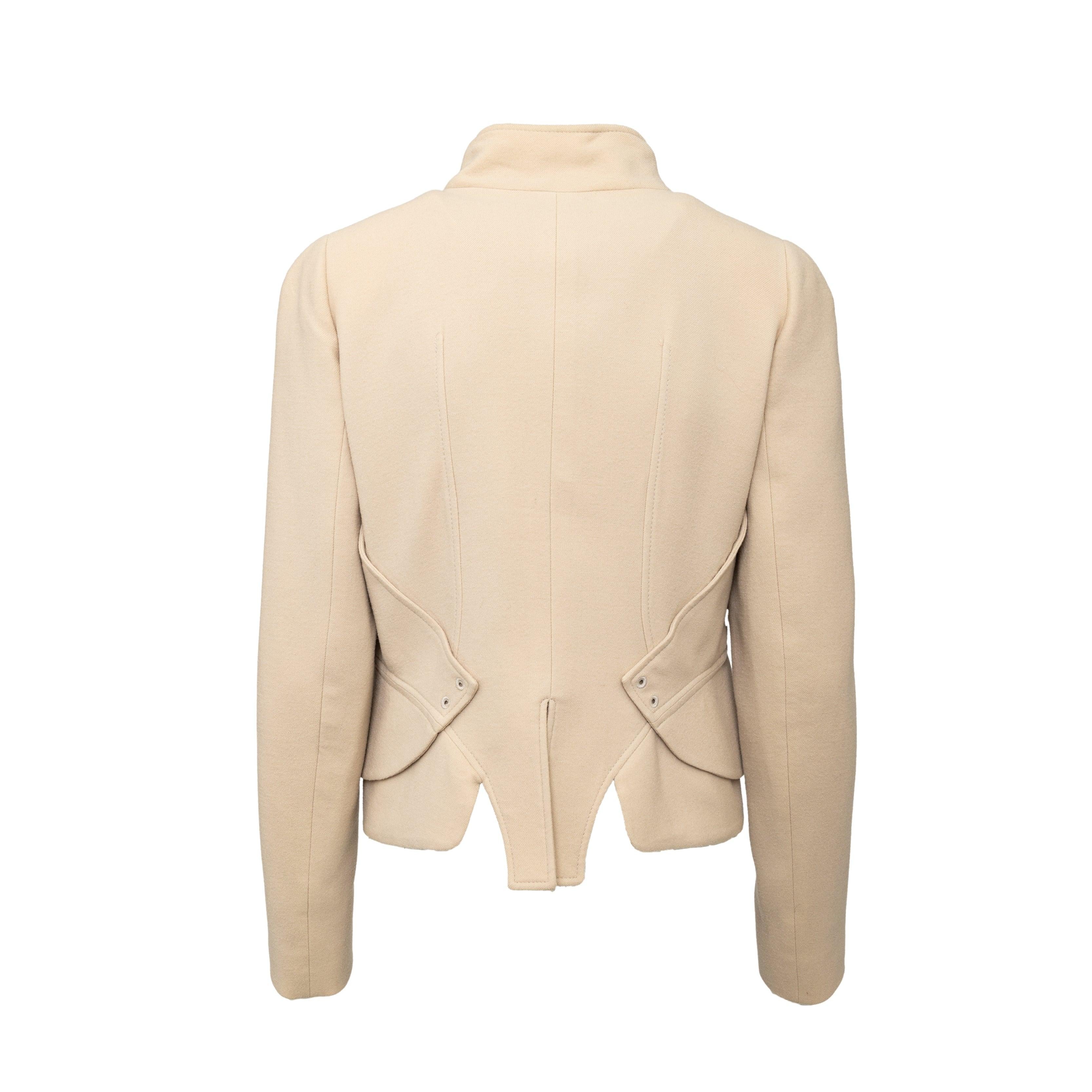 Esta Chaqueta de Lana Givenchy está expertamente confeccionada con una mezcla de lana y elastano, que proporciona tanto estilo como comodidad. El cuello alto en punta y el dobladillo único añaden un toque de sofisticación, mientras que los ojales de