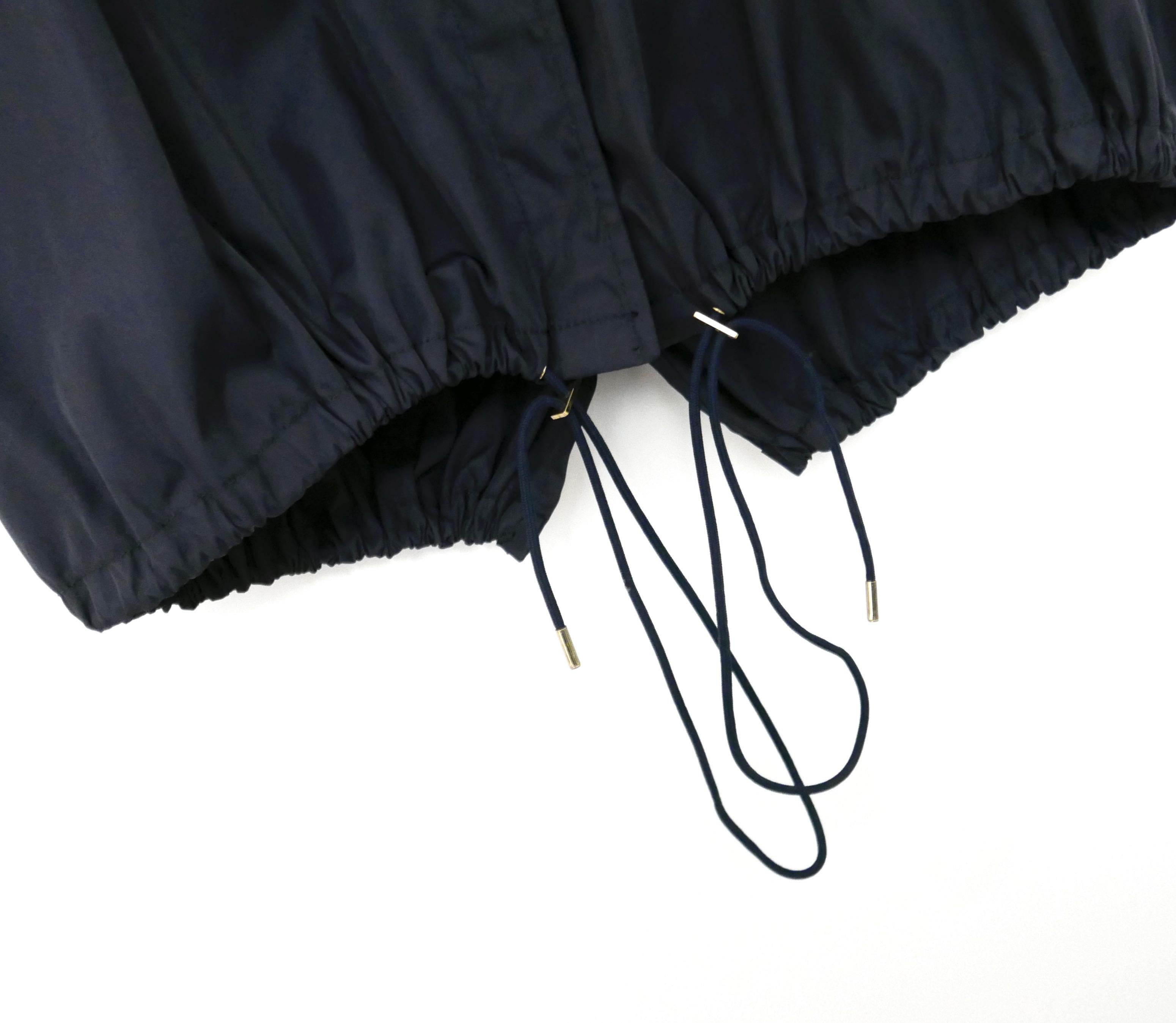 Super cool trench mac meets anorak coat from Givenchy Resort 2012 - acheté pour £1500 et porté une fois.

La couche supérieure est inspirée du trench-coat en coton vert armée et la couche inférieure de l'anorak en polyamide bleu marine. Coupe très