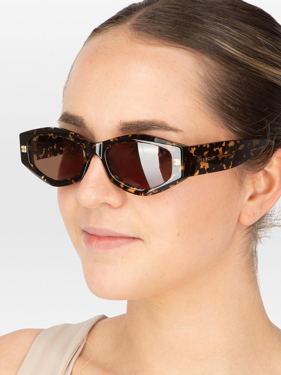 El ESTADO de este artículo nuevo de Givenchydesigner es Nuevo con etiquetas. Este artículo viene con el embalaje original.
 

 
 

 Detalles
 

 

 Model No: GVday GV40062I
 

 Habana brillante - negra, amarilla
 

 Acetato
 

 Gafas de sol de