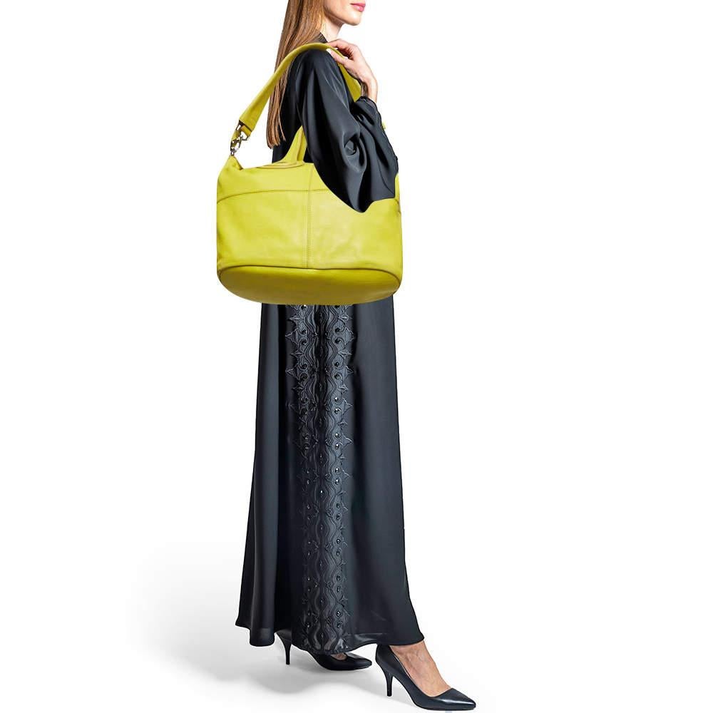 Excelentemente elaborado en piel amarilla, este bolso Nightingale de Givenchy es una creación ideal para el uso diario y en tus viajes. Tiene dos asas superiores, una correa para el hombro y un interior espacioso para guardar tus pertenencias con