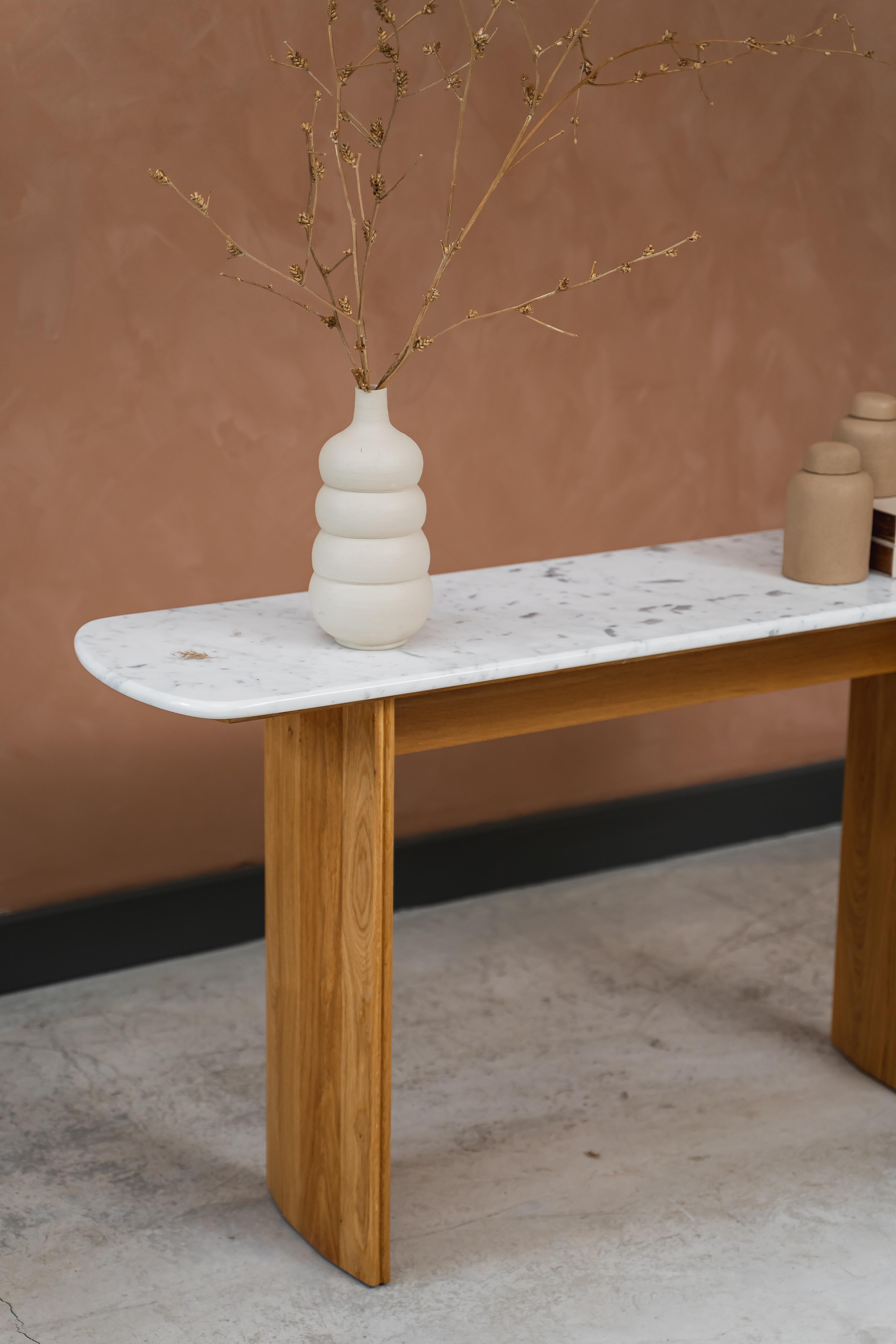 Turc Enfilade Giz, bois de chêne massif, marbre Carrera, fait main en vente
