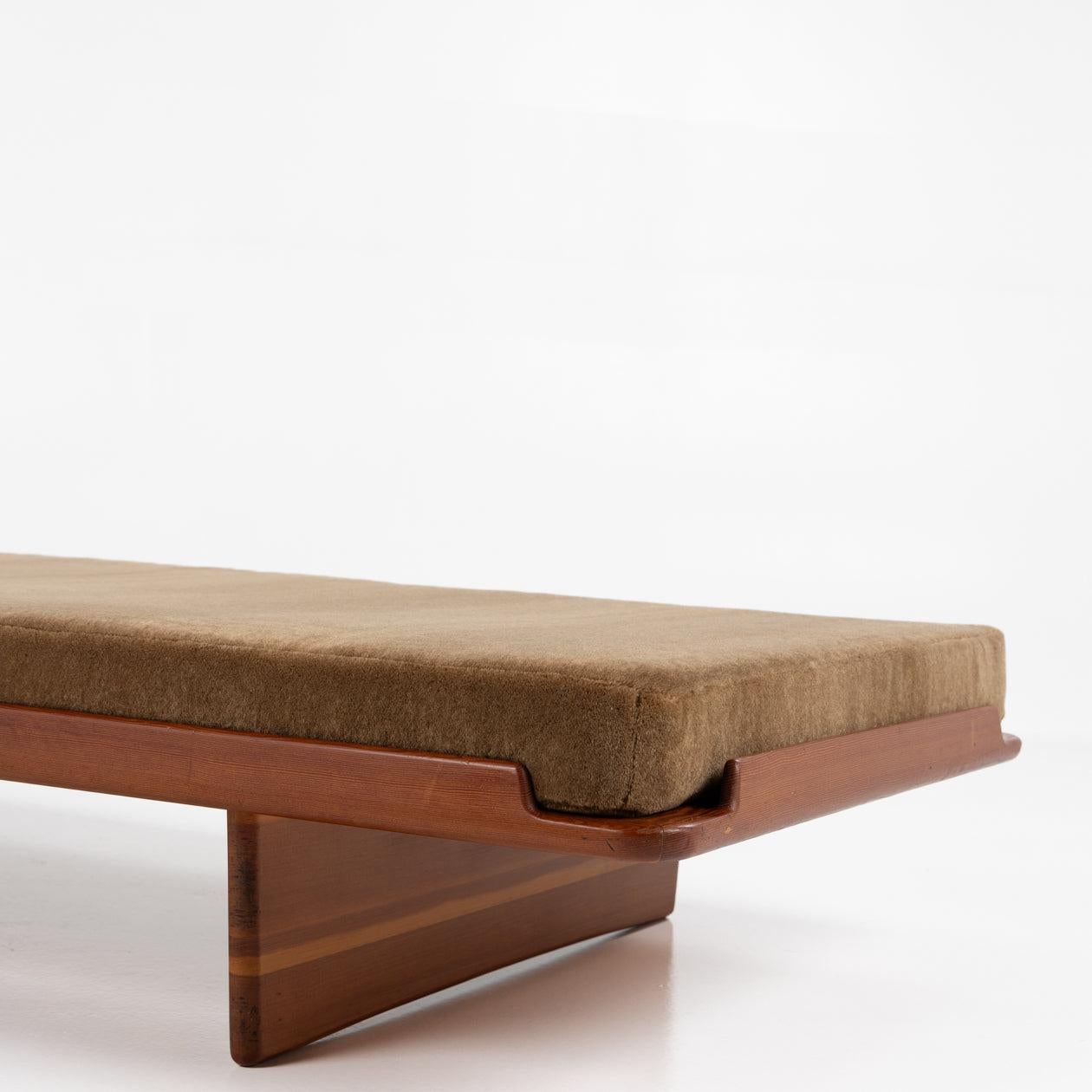 GJ Daybed in patinated Oregon pine and new fabric (Teddy Mohair Caramel 030). Grete Jalk for cabinetmaker P. Jeppesen, 1950's.