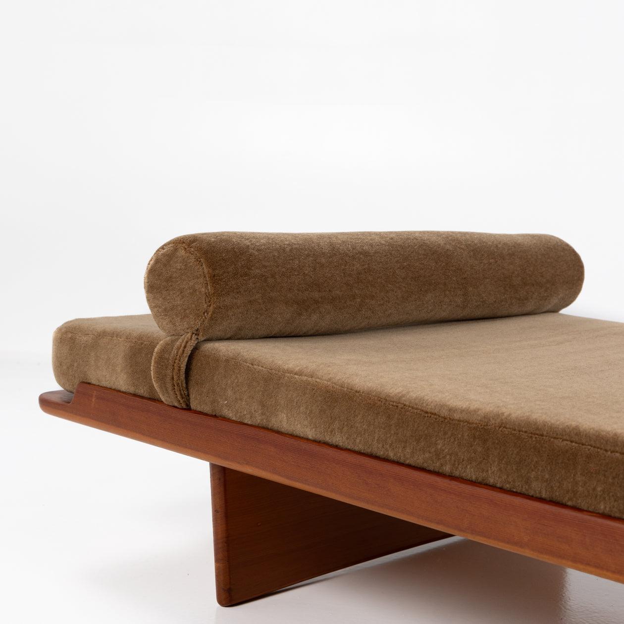 Mid-Century Modern GJ Daybed in Oregon pine by Grete Jalk For Sale