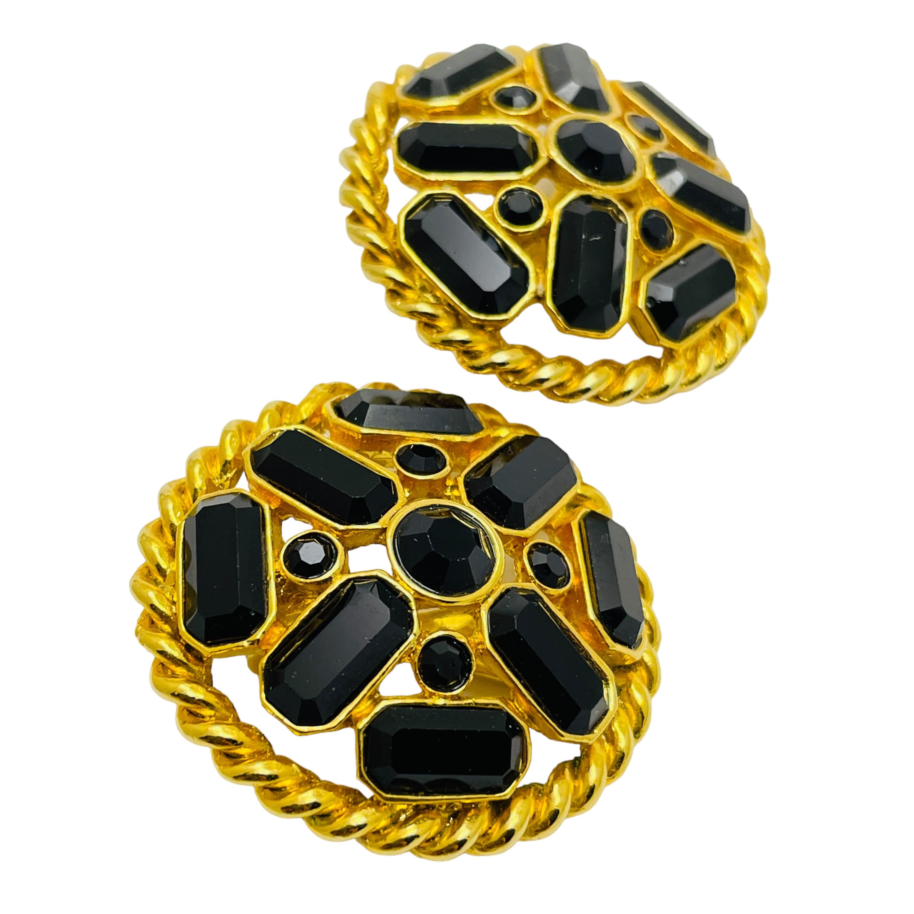 DETALLES

- sin signo 

- tono dorado con piedras de cristal blancas 

- pendientes vintage de diseño

MEDIDAS  

- 

CONDICIÓN

-  muy buen estado vintage con mínimos signos de desgaste 

 Código 43

❤️❤️  JOYAS DE DISEÑO VINTAGE ❤️❤️

❤️❤️ 
