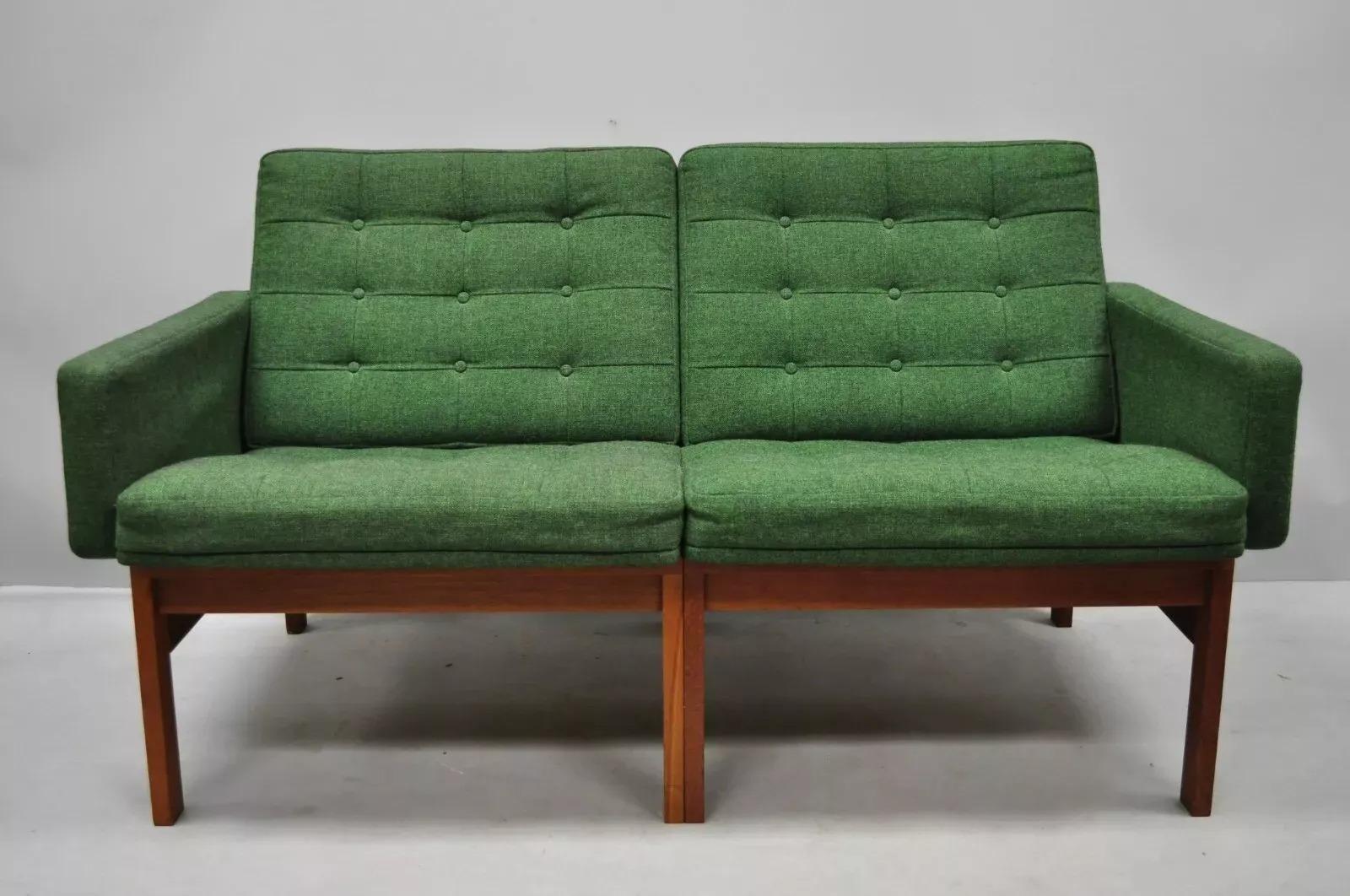 Gjerlov Knudsen & Torben Lind for France & Son Green Teak Moduline Loveseat Sofa. Le Label se caractérise par une tapisserie d'ameublement verte d'origine, une menuiserie apparente, une construction en bois massif, un beau grain de bois, une