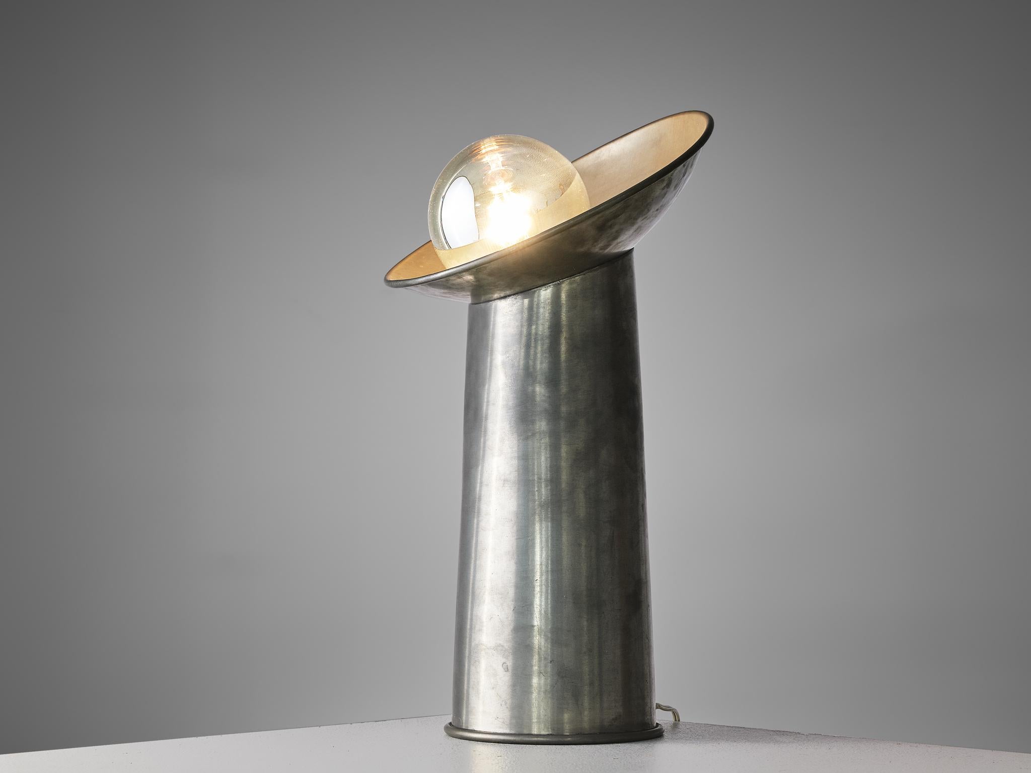 Gjilla Giani for Sormani, 'Radar' table lamp, pewter and glass, Italy, 1970s

A futuristic table lamp designed by the architect Gjilla Giani for Sormani. The lamp is completely executed in pewter. The shade on a round base is faced up, holding a