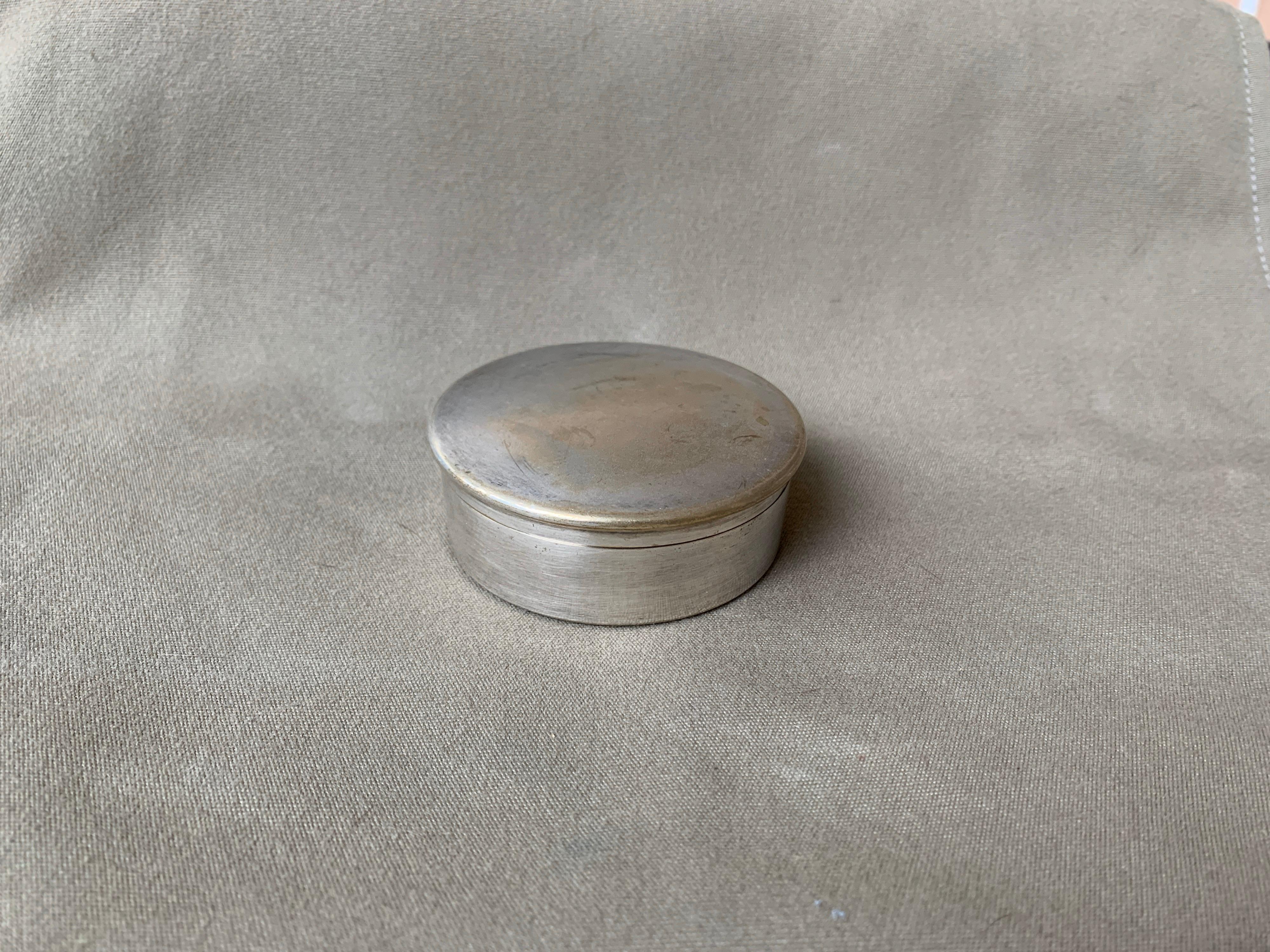 La société Keller a été fondée en 1856 par Gustave Keller:: dont les ensembles et accessoires simples mais élégants ont été immédiatement appréciés pour leur qualité. Il a reçu une médaille d'or et une médaille d'argent aux expositions universelles