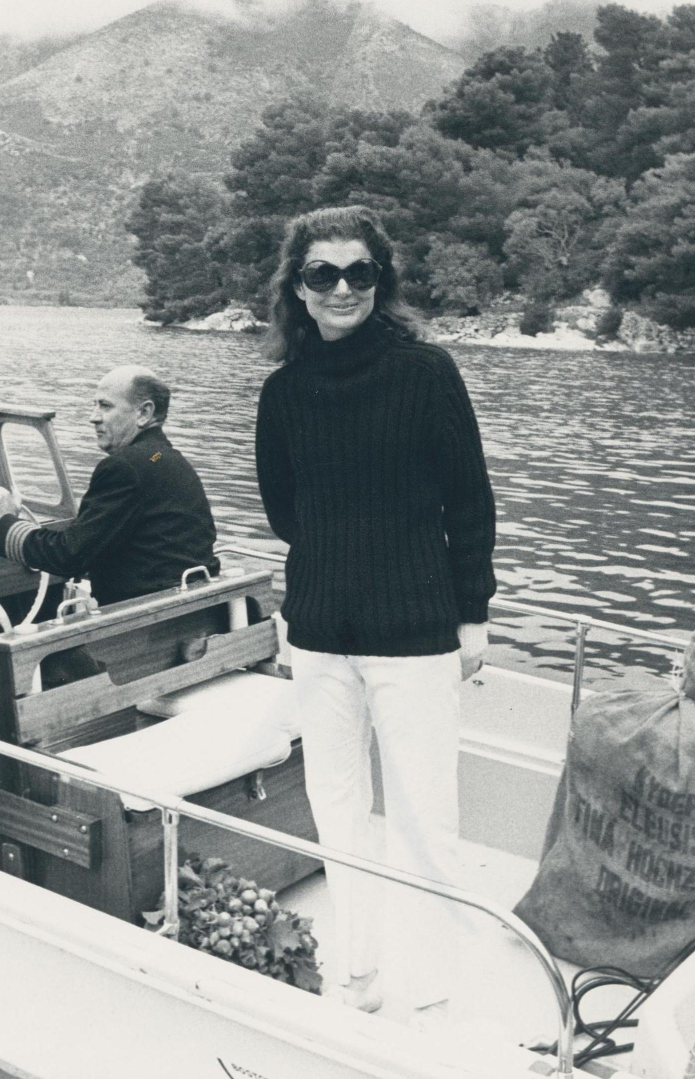 Jackie Kennedy an Bord, ca. 1970er Jahre (Moderne), Art, von Gökşin Sipahioğlu