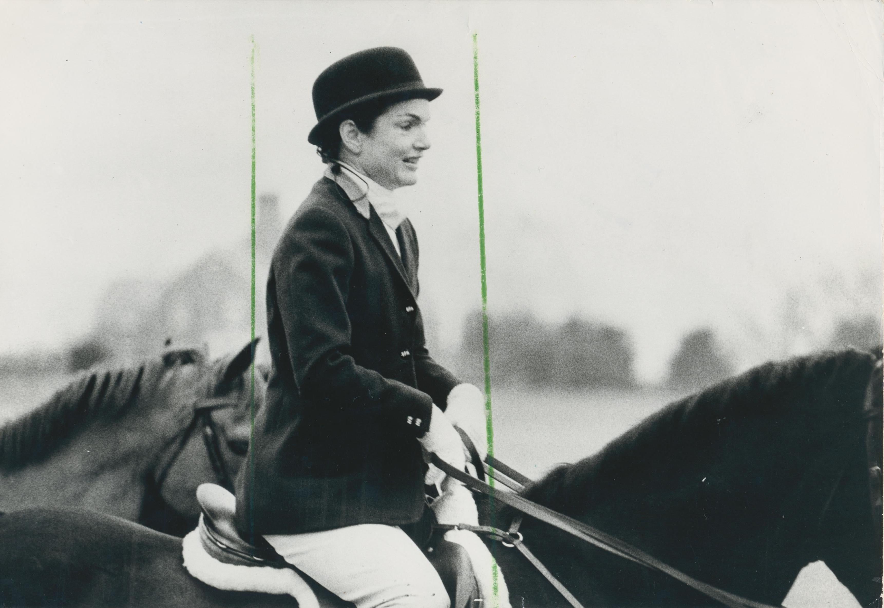 Jackie Kennedy; montando a caballo, hacia la década de 1970