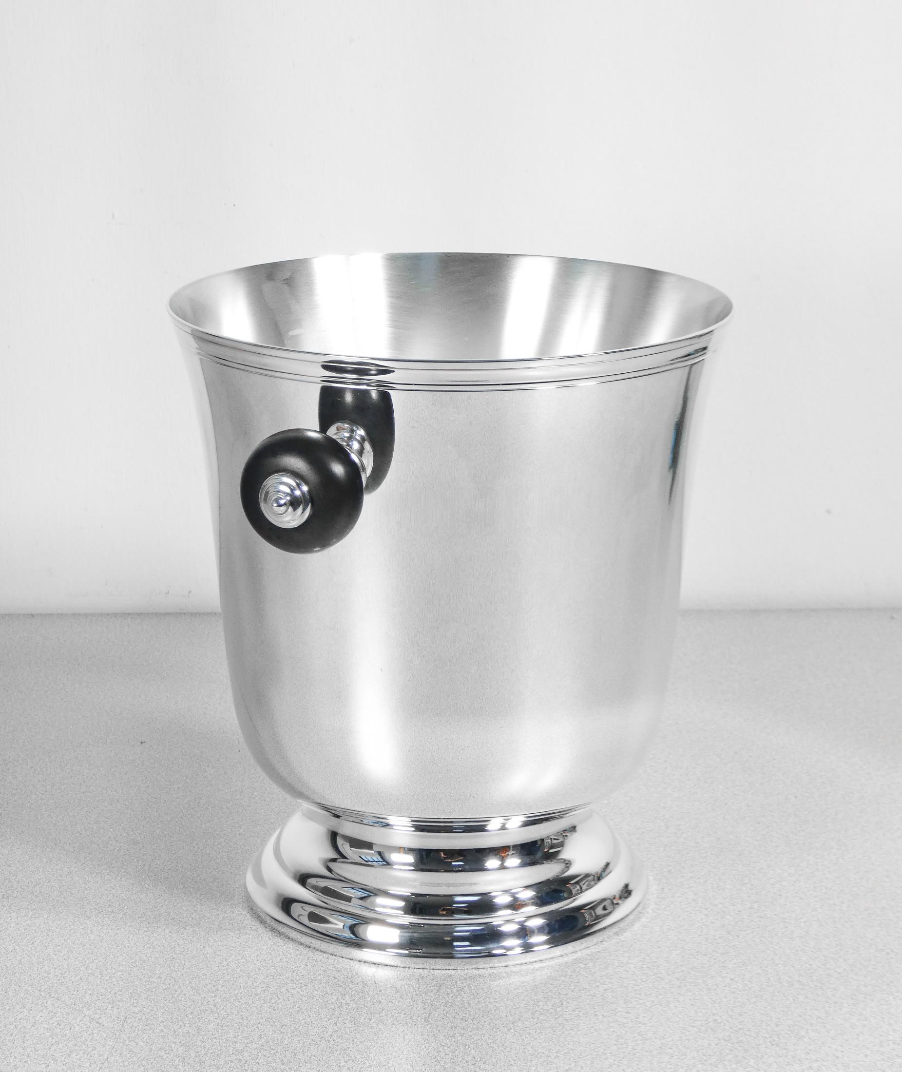 Metal glacette
silver laminate
CHRISTOFLE.

ORIGIN
France

PERIOD
1990s

MARK
CHRISTOFLE

MATERIALS
Silver laminated metal

DIMENSIONS
Ø 21cm
H 23.5 cm
Width including
the knobs: 28.5 cm

CONDITIONS
The piece is in excellent condition, as can be