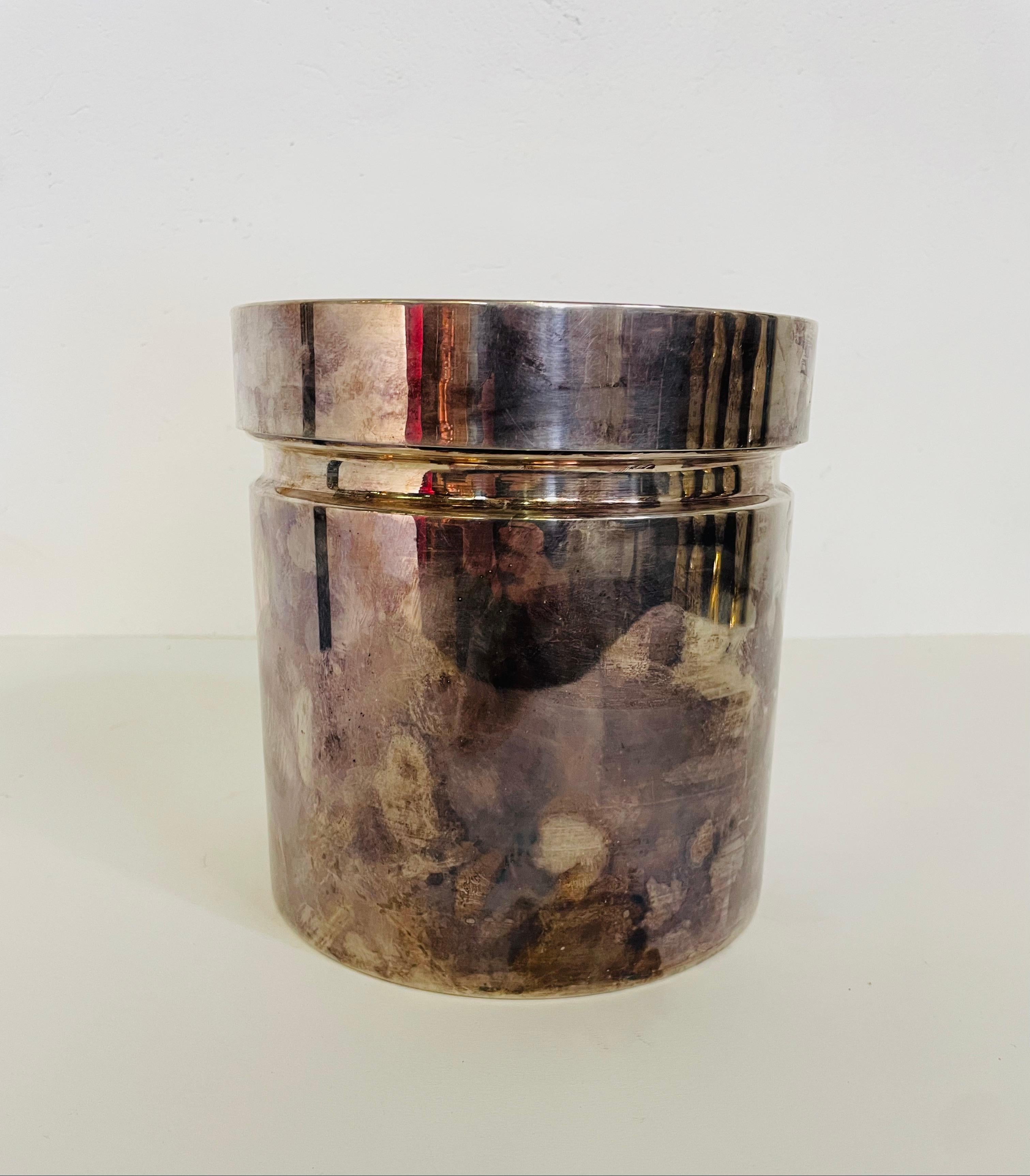 Wine Glacette by Giò Ponti for Lino Sabattini.
Produced in the 1960s, its patina shows its originality, so we prerferred to leave it in its current state and not clean it.
Dimensions 21x19.5 cm diameter
