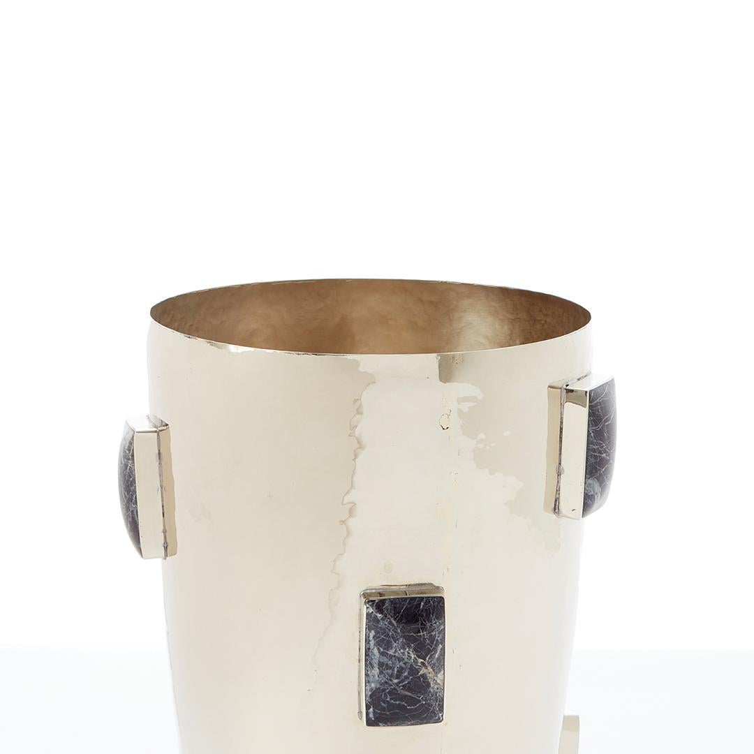 Moderne Vase à fleurs Glaciar Short Silver Alpaca & Black Onyx Stone en vente