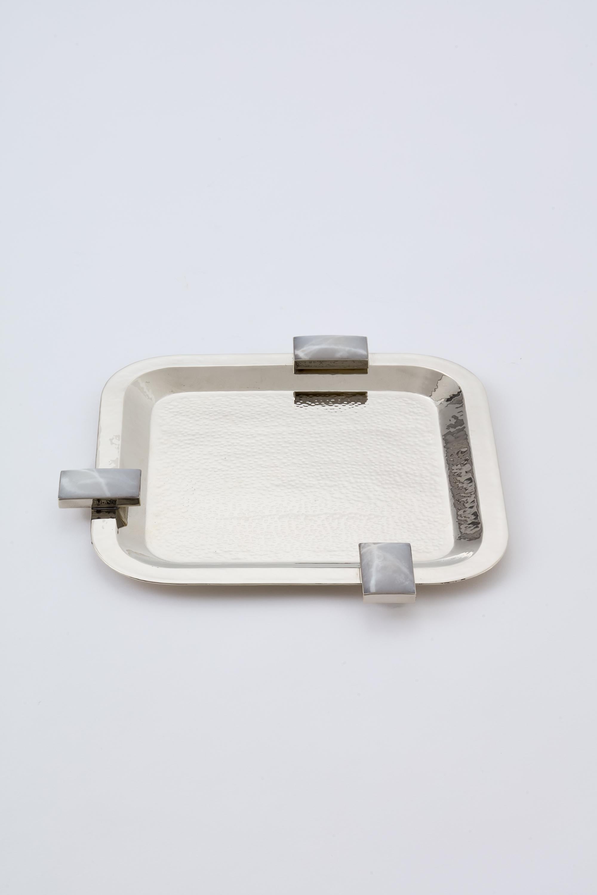 Glaciar collection is meticulously handcrafted by our local artisans with these rectangular onyx pieces set around alpaca silver flower vases, boxes and trays.

Our pieces are made by hand. One of a kind.
All natural stones may vary in color.