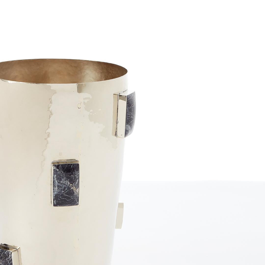 La collection Glaciar est méticuleusement fabriquée à la main par nos artisans locaux. Ces pièces rectangulaires en onyx sont disposées autour de vases, de boîtes et de plateaux en argent d'alpaga.

Nos pièces sont fabriquées à la main. Exemplaire