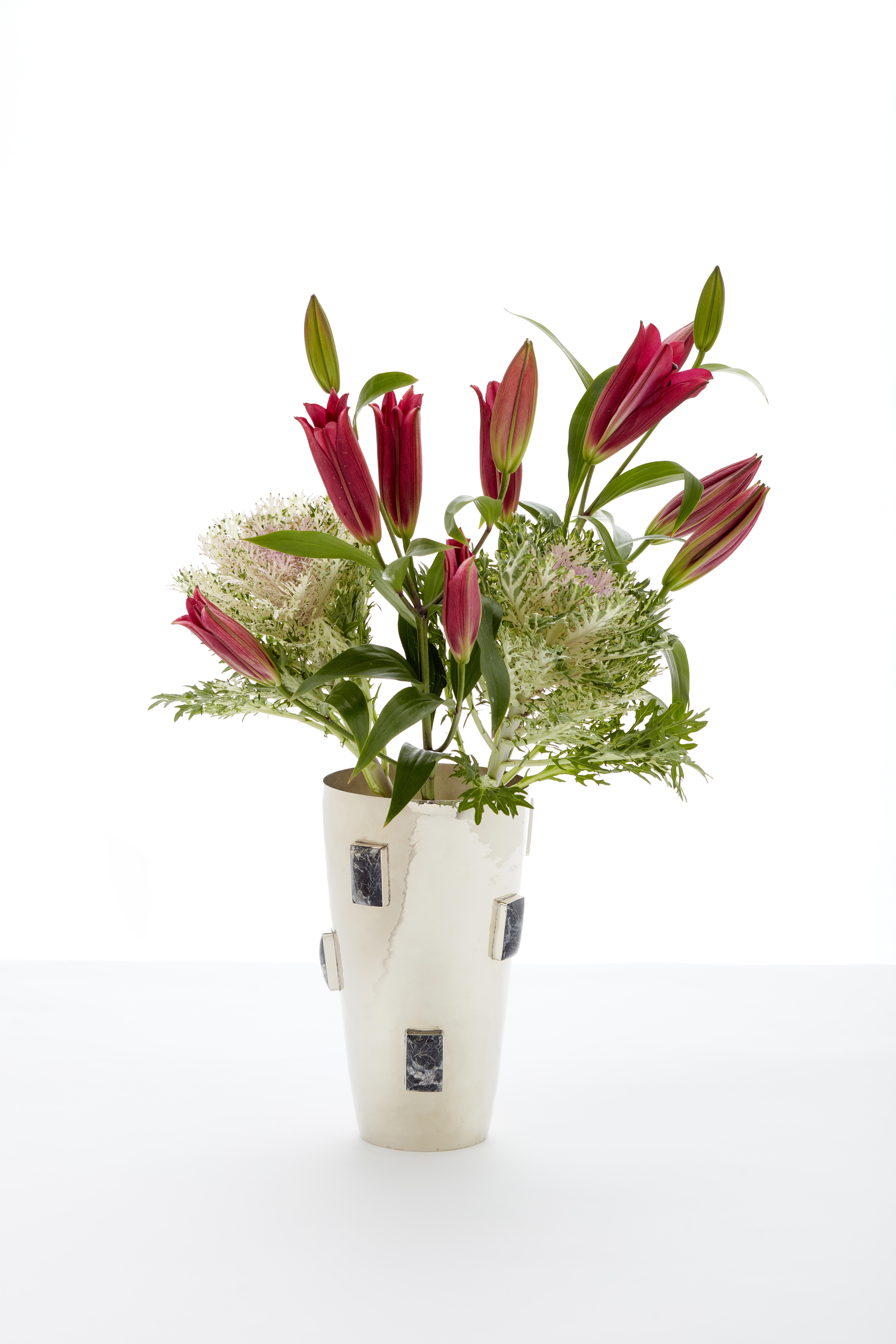 Argentin Grand vase à fleurs glaciaire en pierre d'alpaga argentée et d'onyx noir en vente