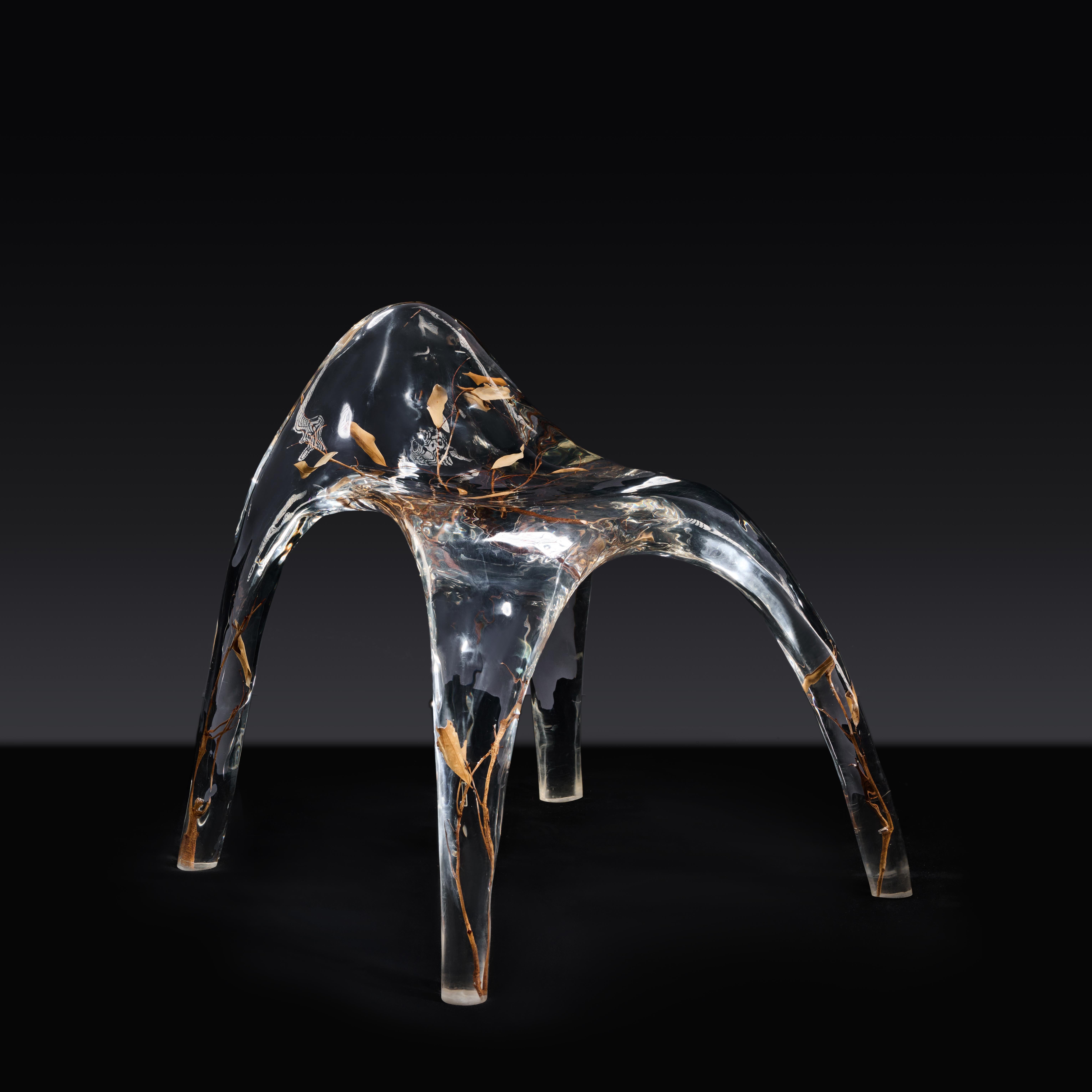 Nature and artists, colliding with the latest high-tech transparent material molding process, colliding with nature and artists, spark a neo-luxism.
Each piece of work is unique. Though seemingly unintentional, each decaying wood, each dead branch,