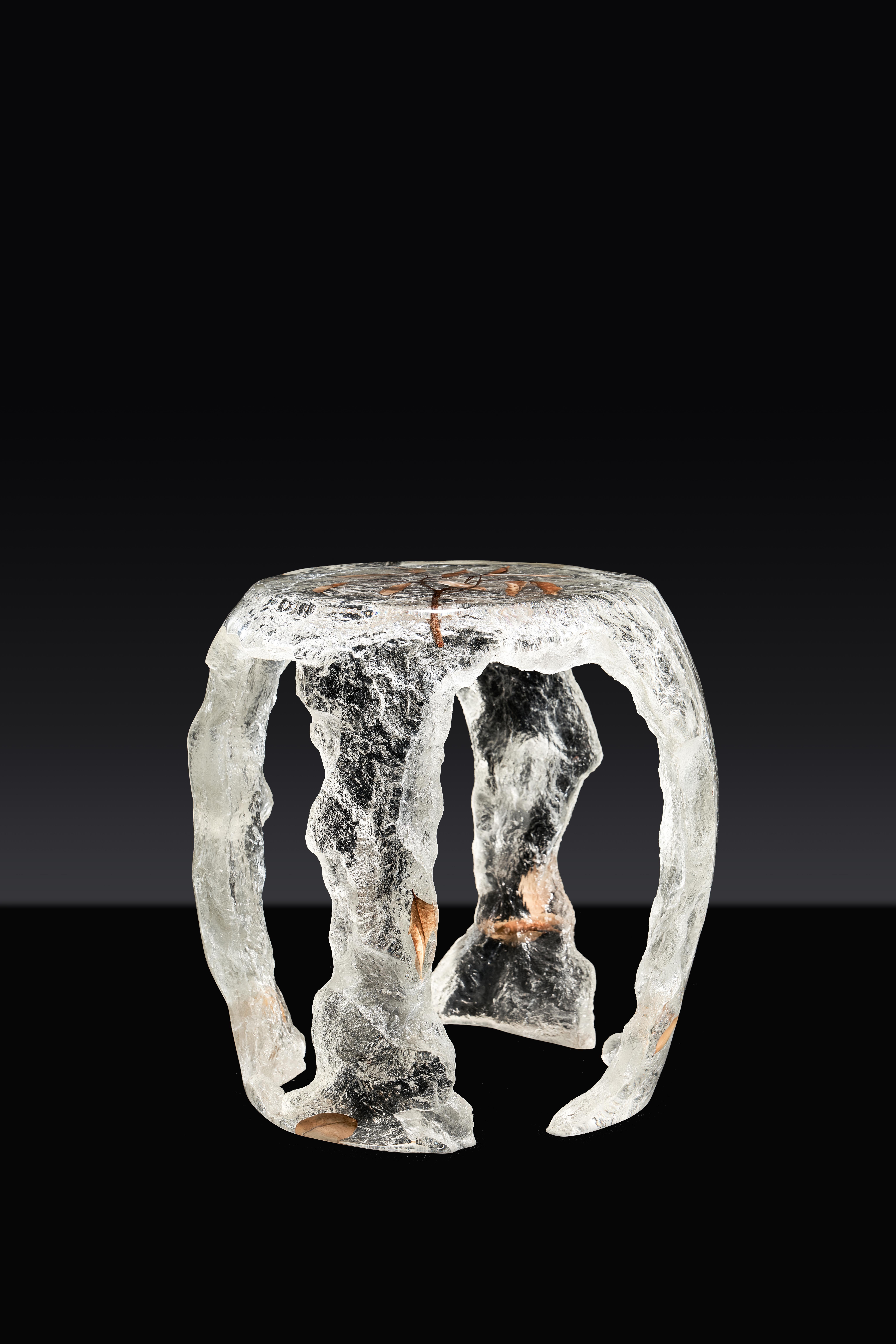 El taburete de tambor artístico rompe el cuadrado con la línea redonda, vacía en arco el cuerpo del taburete de forma pura, elegante y tranquila.
Hereda una atmósfera clásica y natural con un diseño contemporáneo.