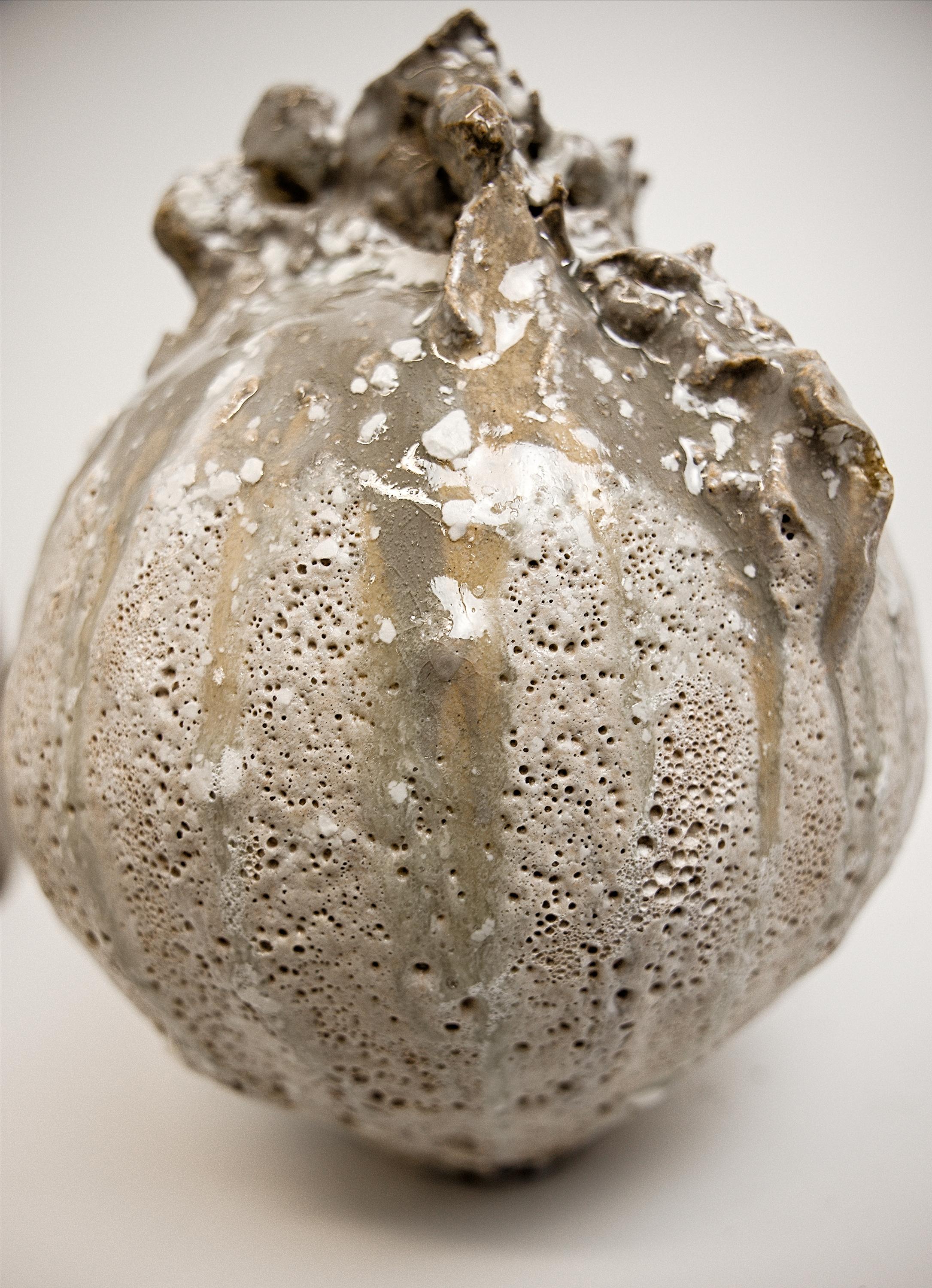 Eleva i tuoi progetti di interior design con i vasi Glacier in Frost Glaze. Tonalità di grigio tenue cristallizzato opaco... Utili dimensioni più piccole da Studio A. Shine. Questo vaso lunare in gres lavorato a mano presenta texture multistrato e