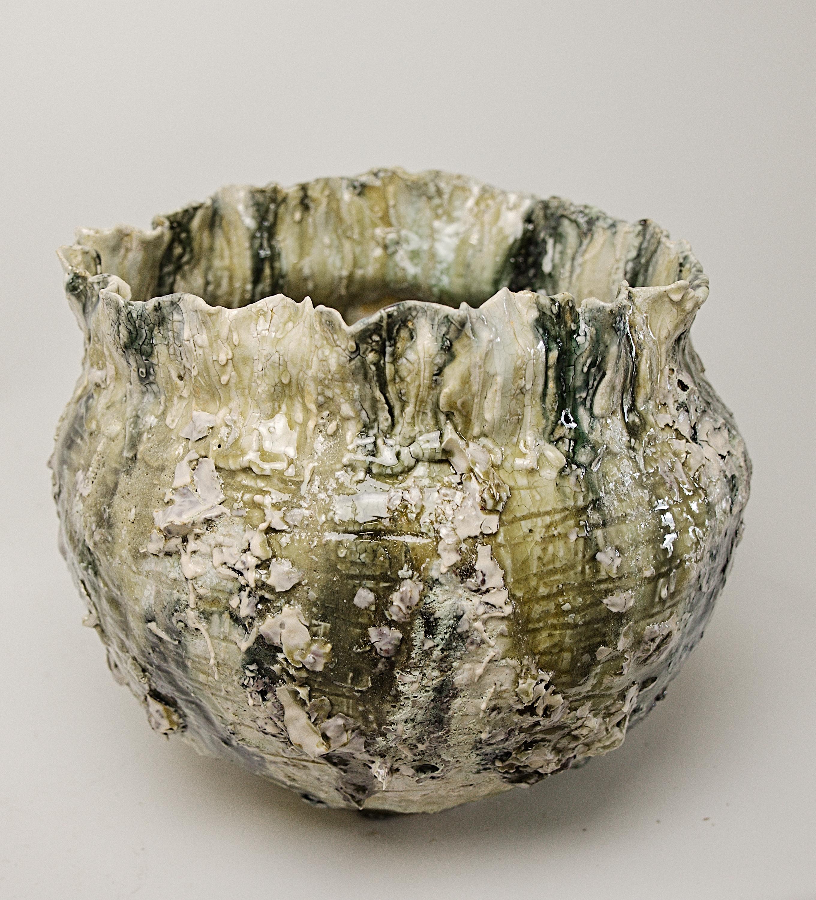 Eleva tus proyectos de interiorismo con la maceta/jarrón Glaciar En tonos verdes glaciares con mucha textura.
Muchos usos para esta maceta/vaso de The Shine Studios.

 Este tarro lunar de gres hecho a mano presenta texturas de varias capas y
