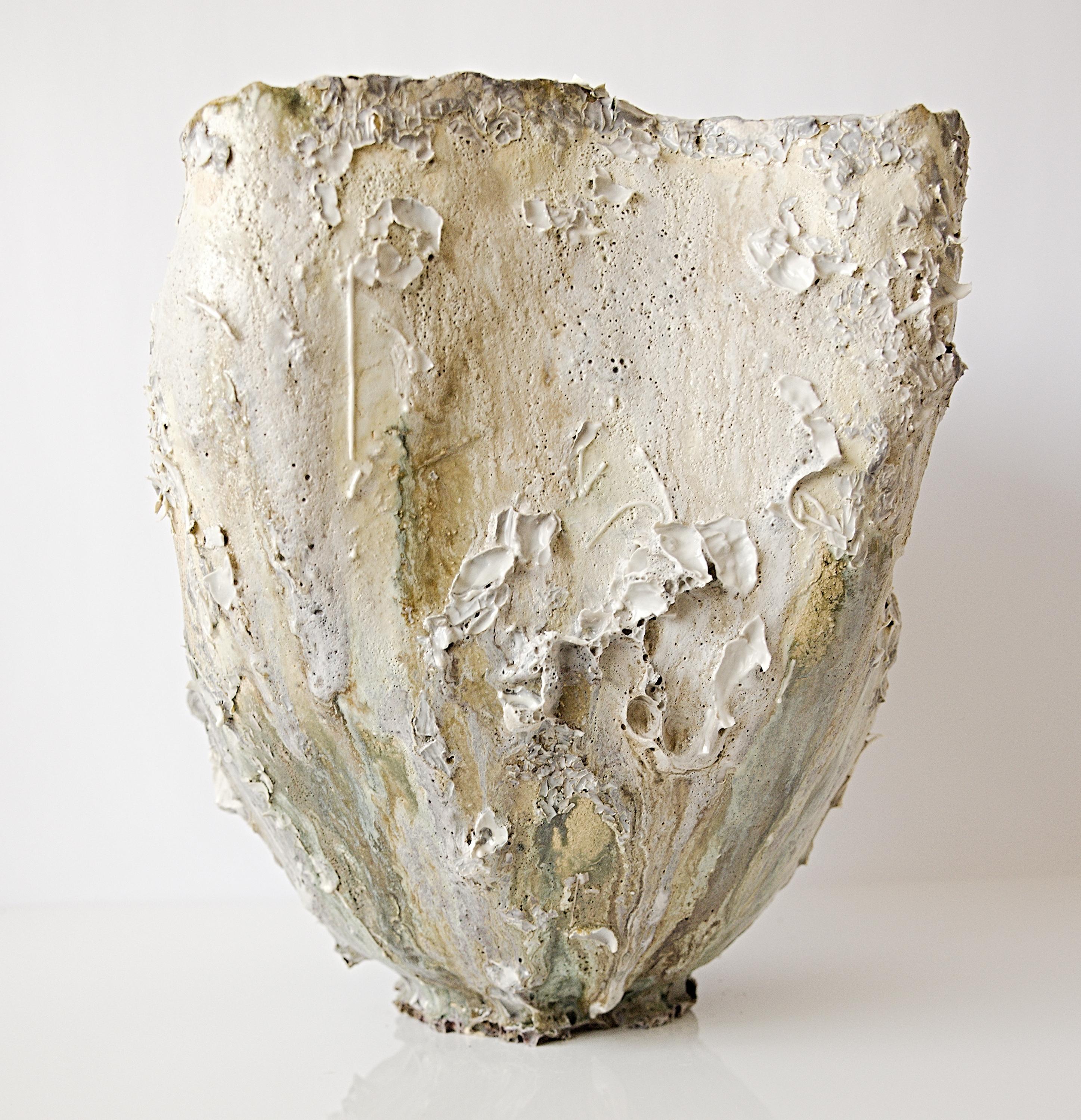 Werten Sie Ihre Einrichtungsprojekte mit dem Glacier Pot/ Vase in grünen Gletschertönen mit viel Textur auf.
viele Verwendungsmöglichkeiten für dieses Pflanzgefäß von The Shine Studios.

 Dieser handgefertigte Mondkrug aus Steingut zeichnet sich