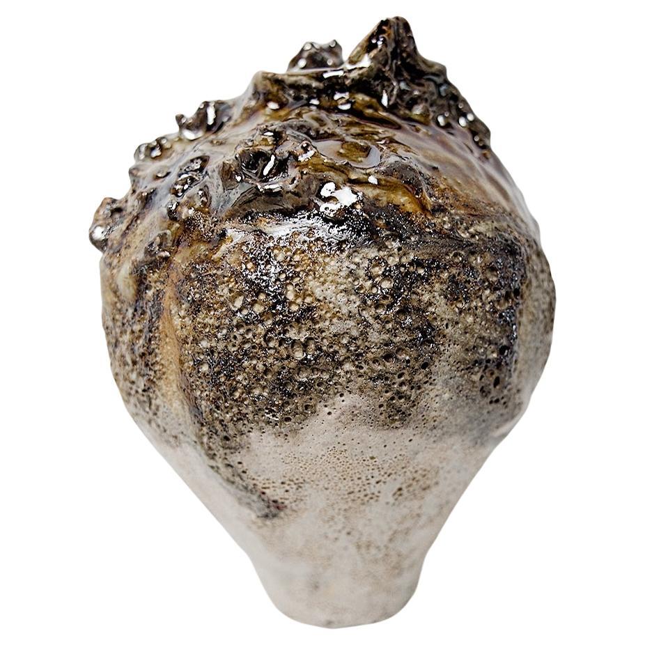Eleva i tuoi progetti di interior design con il vaso Glacier in metallo caldo.  Toni software cristallizzati opachi... Utili dimensioni più piccole da Studio A. Shine. Questo vaso lunare in gres lavorato a mano presenta texture multistrato e diverse