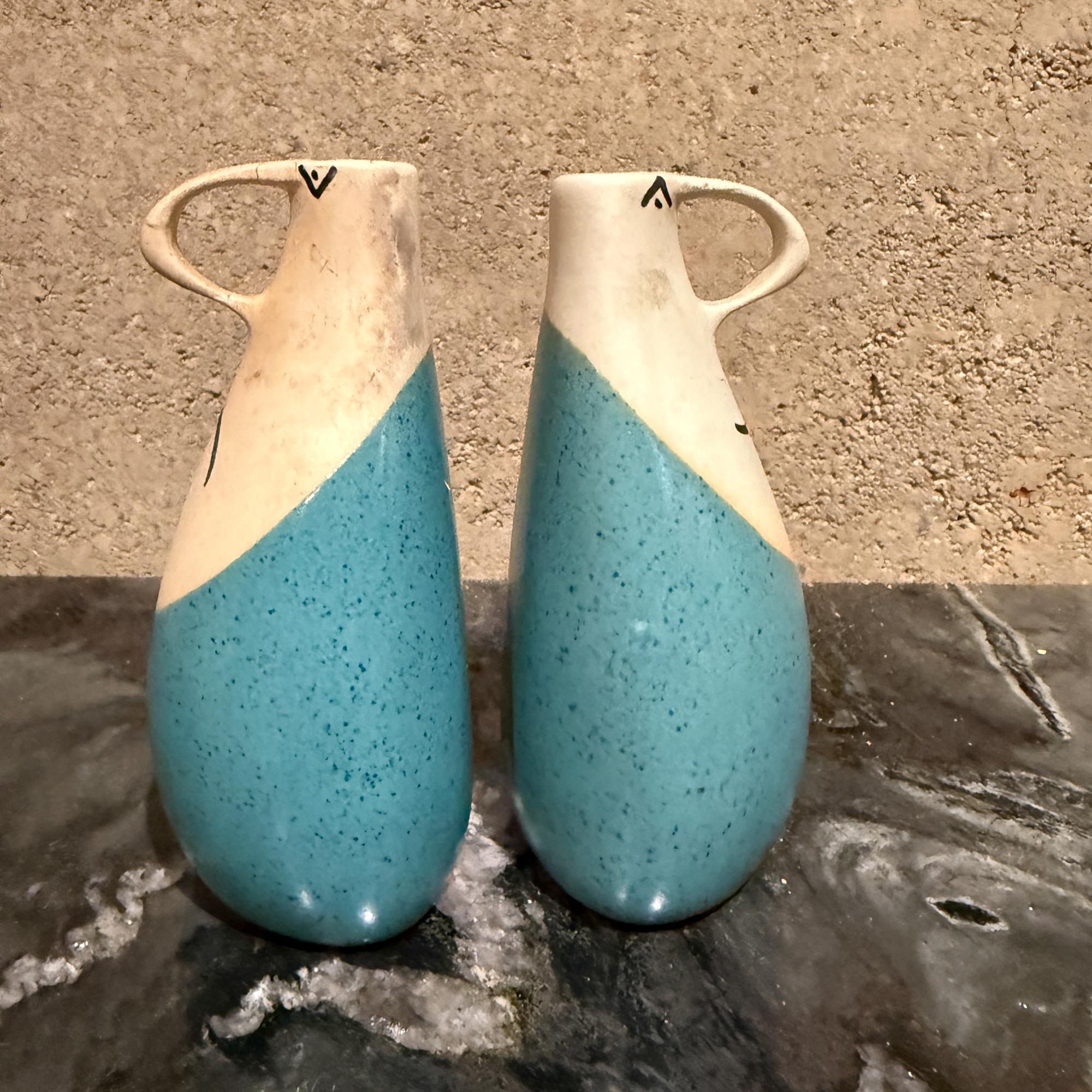 Für Ihre Überlegung, Diese sind wahrscheinlich ein Glad 'n Sad cruet Set (Öl und Essig Krüge) von David Gil für Bennington Potters entworfen. Diese ab 1954 hergestellten modernen Keramikstücke aus der Mitte des Jahrhunderts haben einen hohen