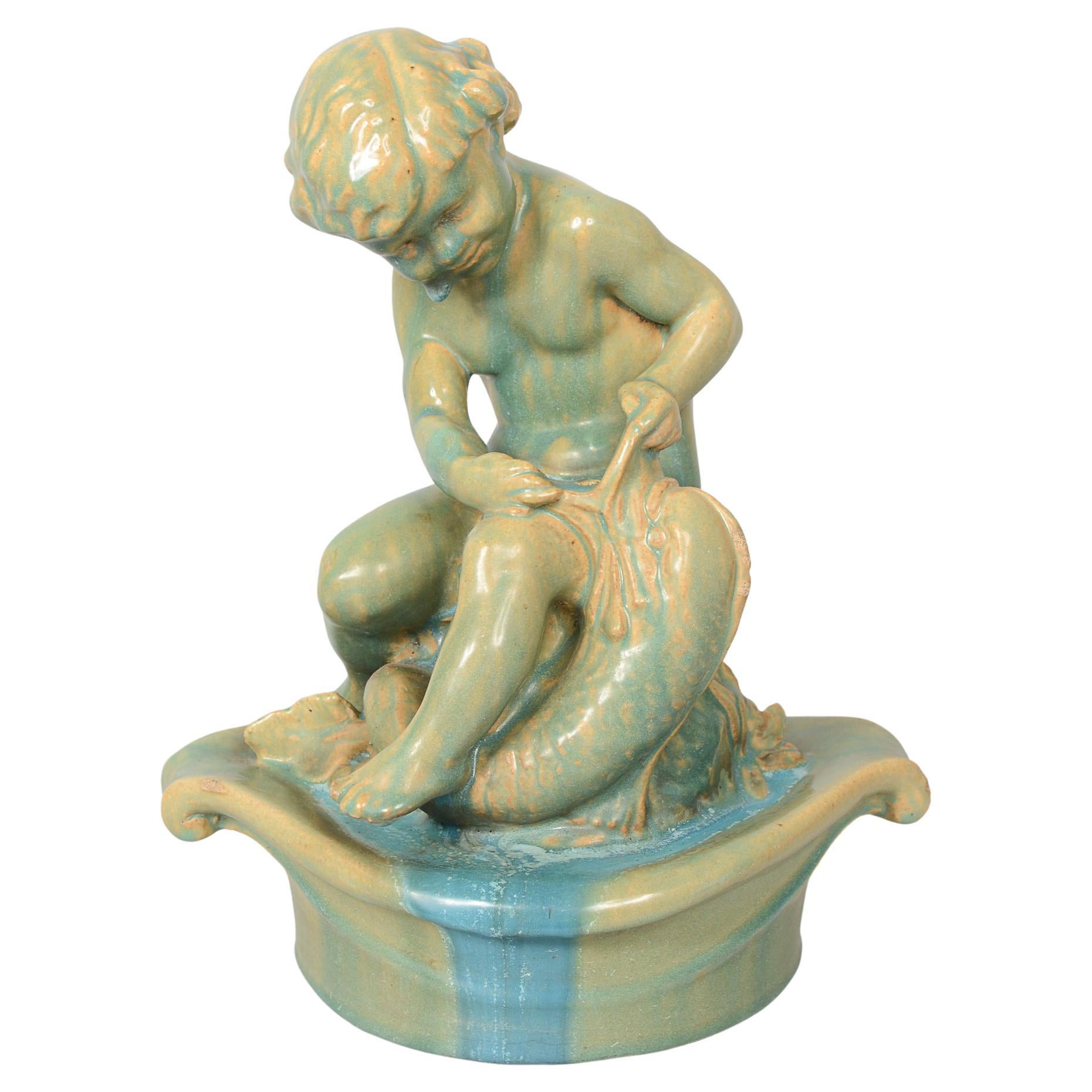 Gladding McBean Brunnen-Tafelaufsatz mit Kind mit einem Fisch im Angebot