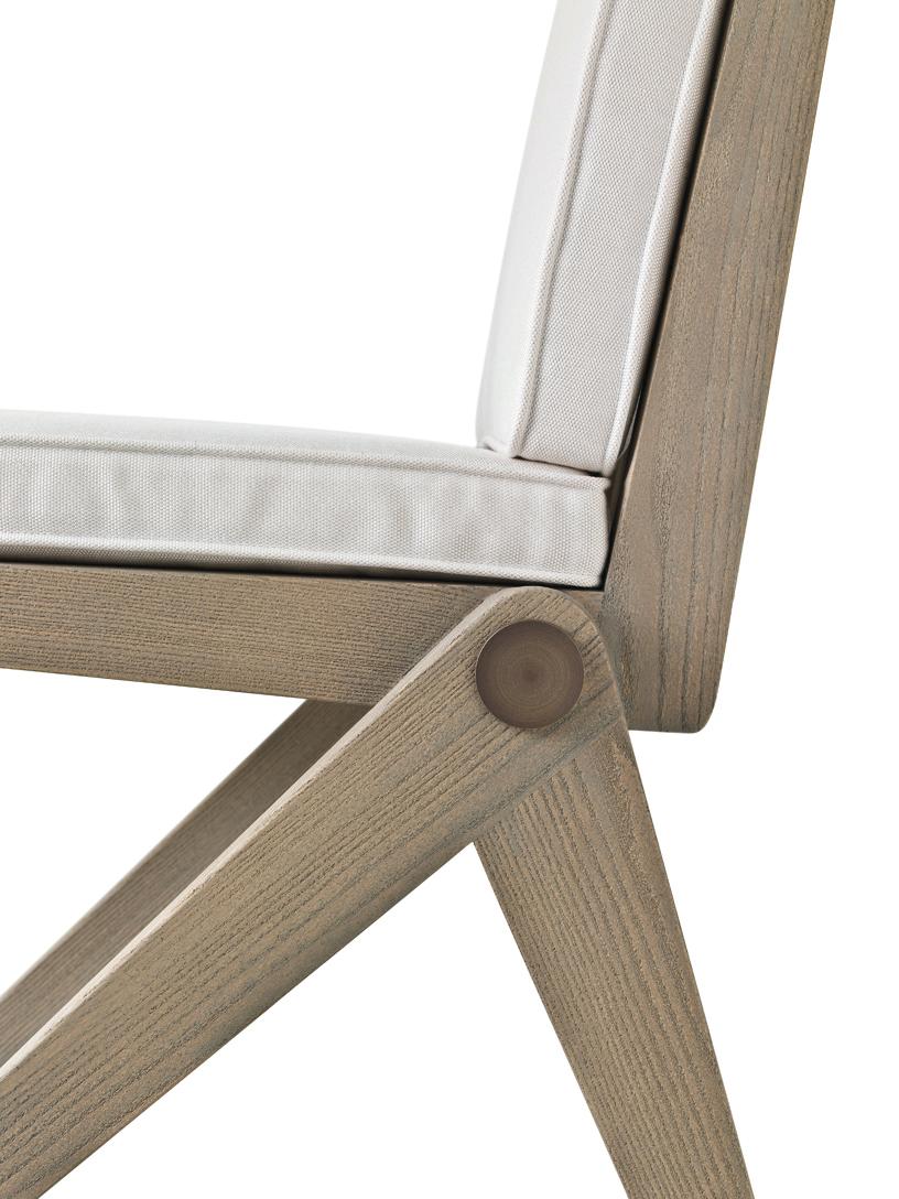  Inspired by the geometric elegance and essential charm of mid-century chairs, Glade emerges as a contemporary masterpiece that pays homage to the design legacy of the fifties.

Marvel at the distinctive feature that sets Glade apart—the legs,