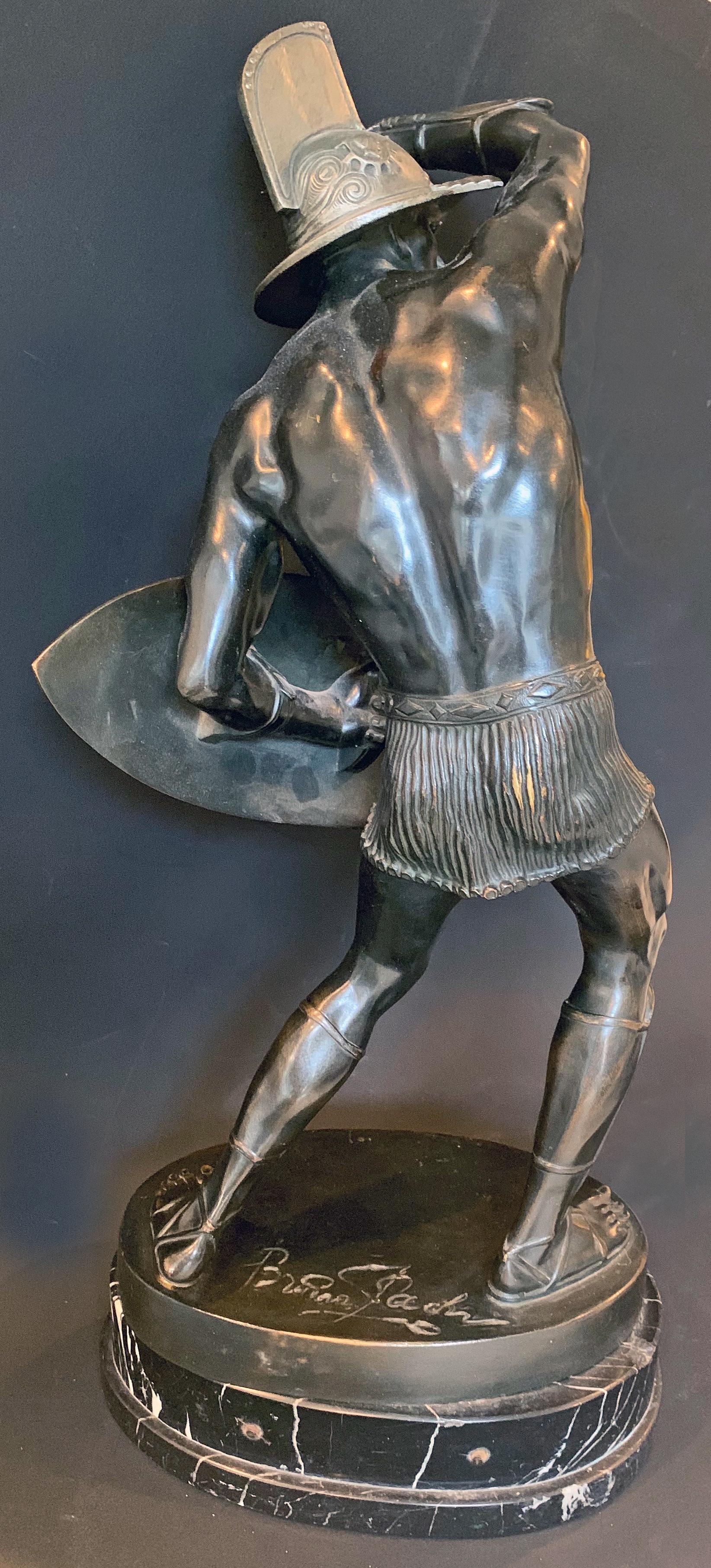Beaux-Arts «ladiateur avec bouclier et casque, rare, grande sculpture en bronze, nu masculin en vente