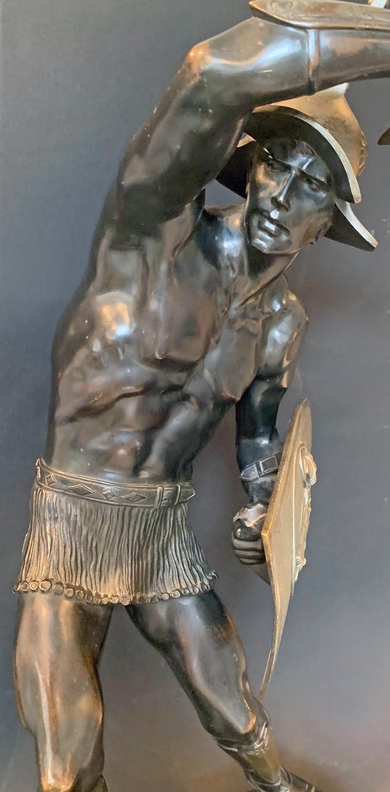 „Gladiator mit Schild und Helm“, seltene, große Bronzeskulptur mit männlichem Akt (Deutsch) im Angebot