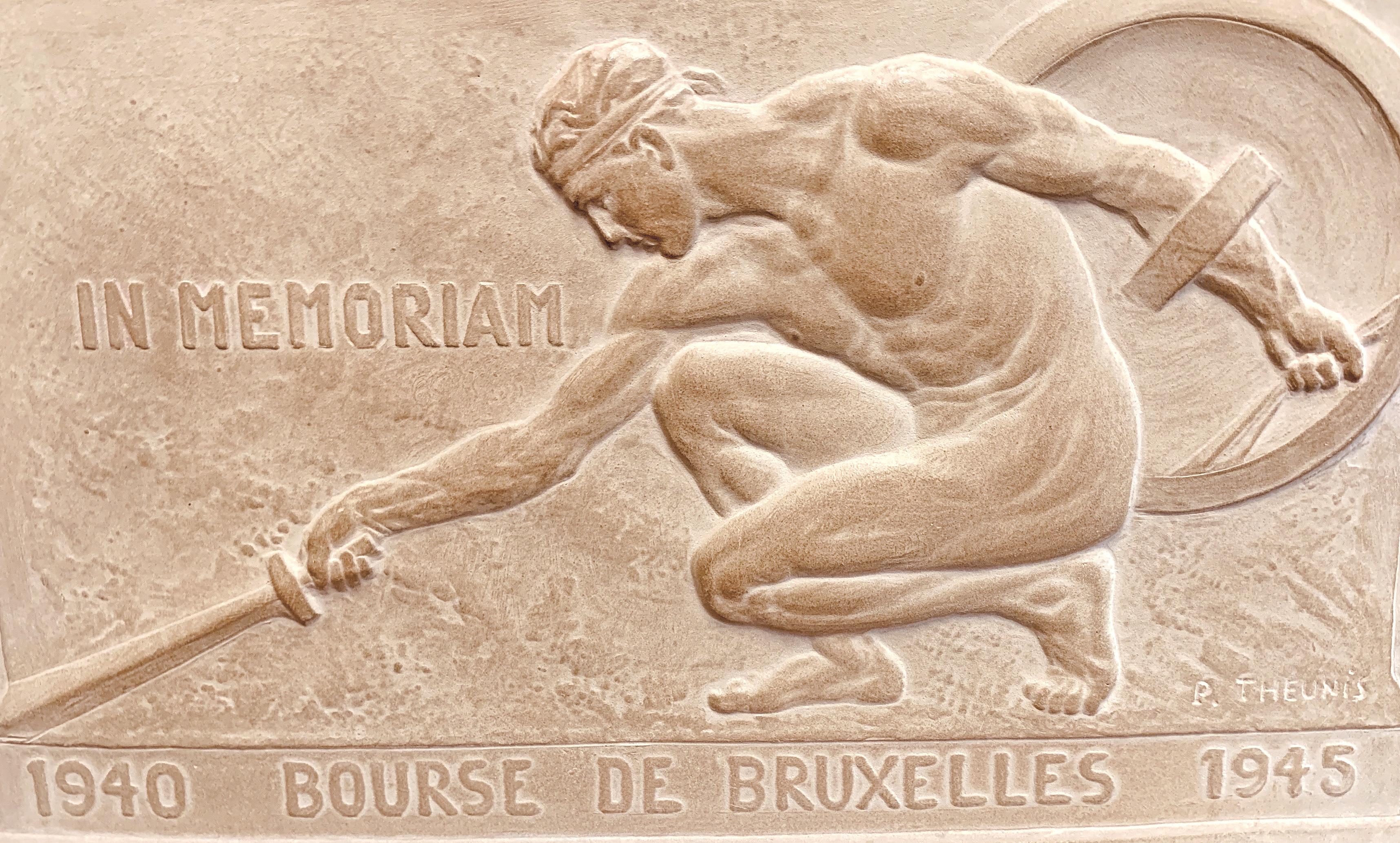 Puissante et émouvante, cette représentation d'un gladiateur masculin nu, posant son épée au sol avec son bouclier derrière lui, est un magnifique mémorial célébrant la fin de la Seconde Guerre mondiale, en 1947. Le sculpteur belge, Pierre Theunis,