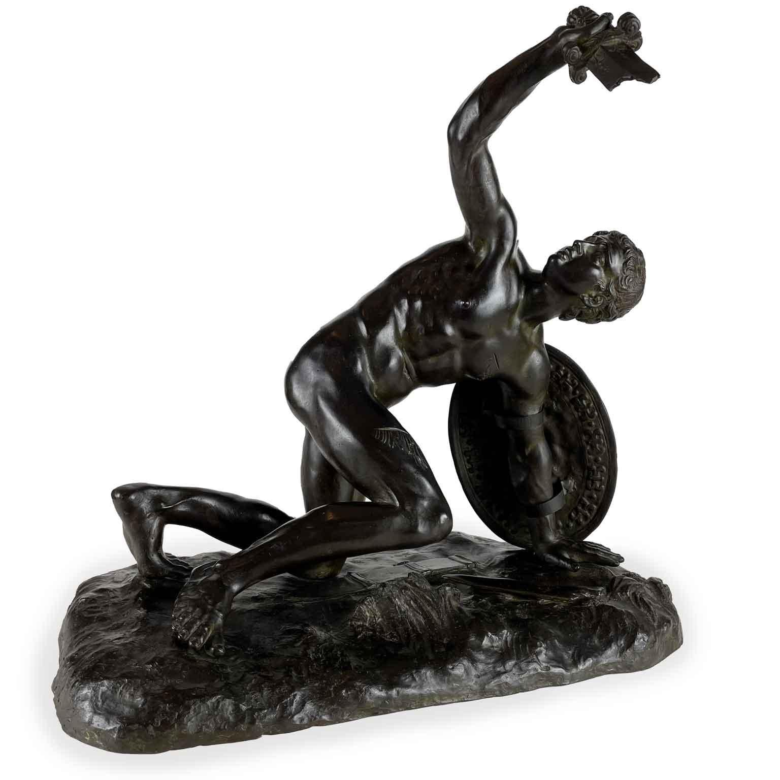 Gladiatore ferito in bronzo, scultura italiana della seconda metà del 1800 in buono stato di conservazione. La figura si ispira alla scultura ellenistica  raffigurante il 